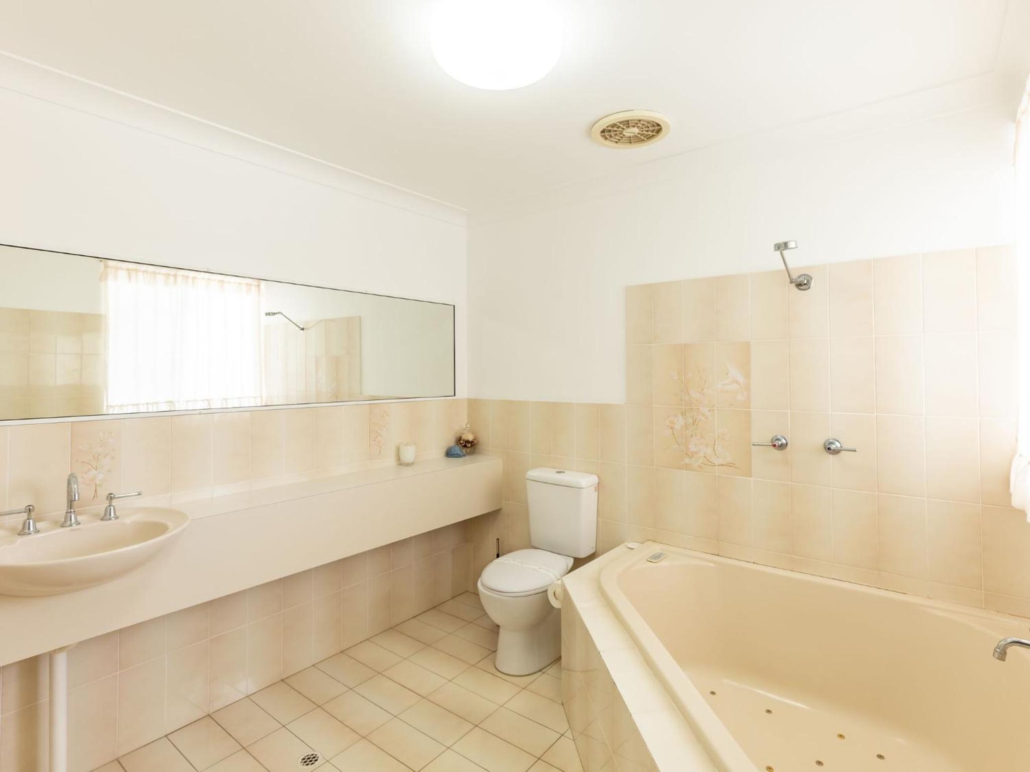 Kristie Court 3, 7 Weatherly Close with air con and close to the beach