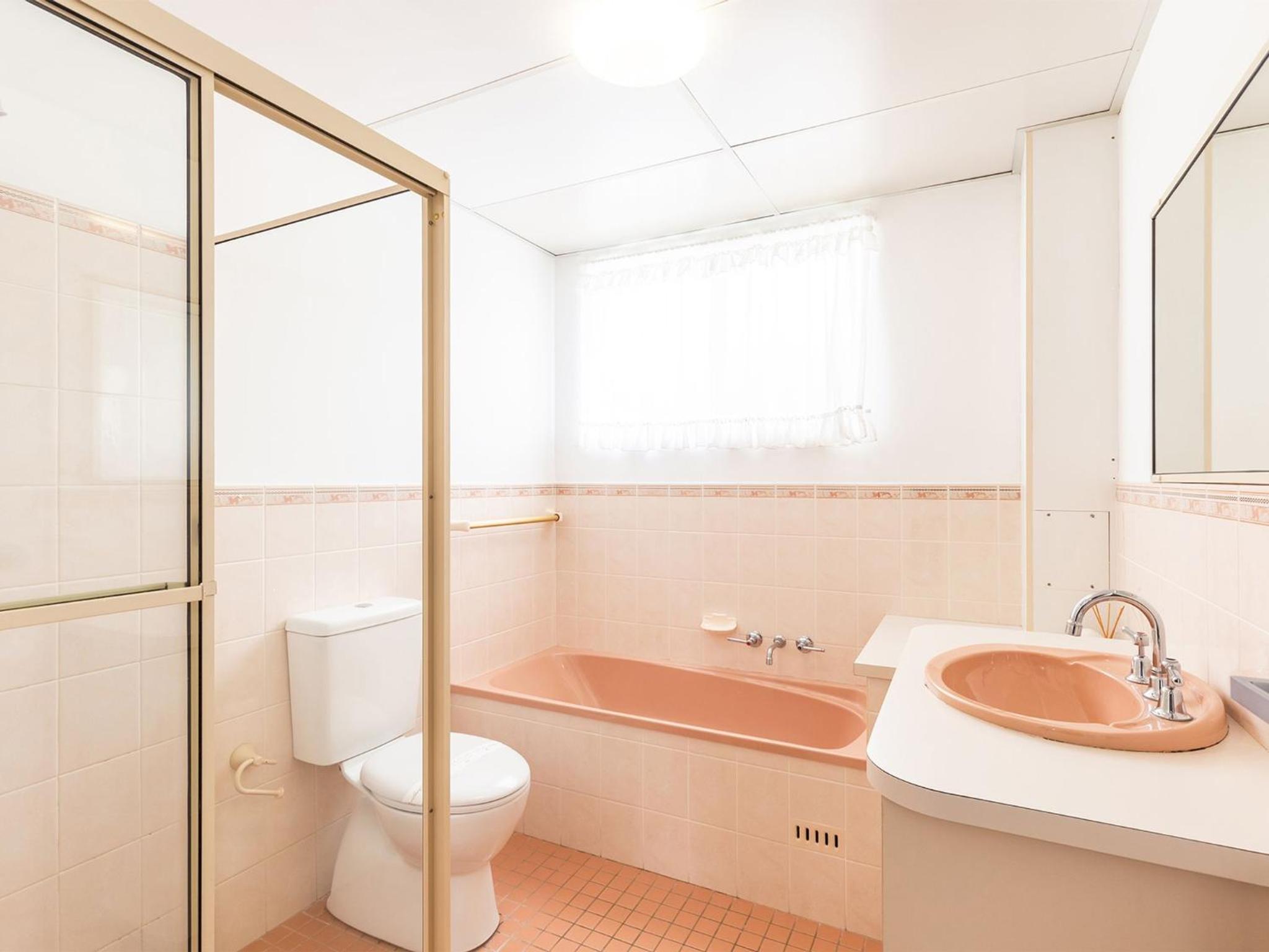 Kristie Court 3, 7 Weatherly Close with air con and close to the beach