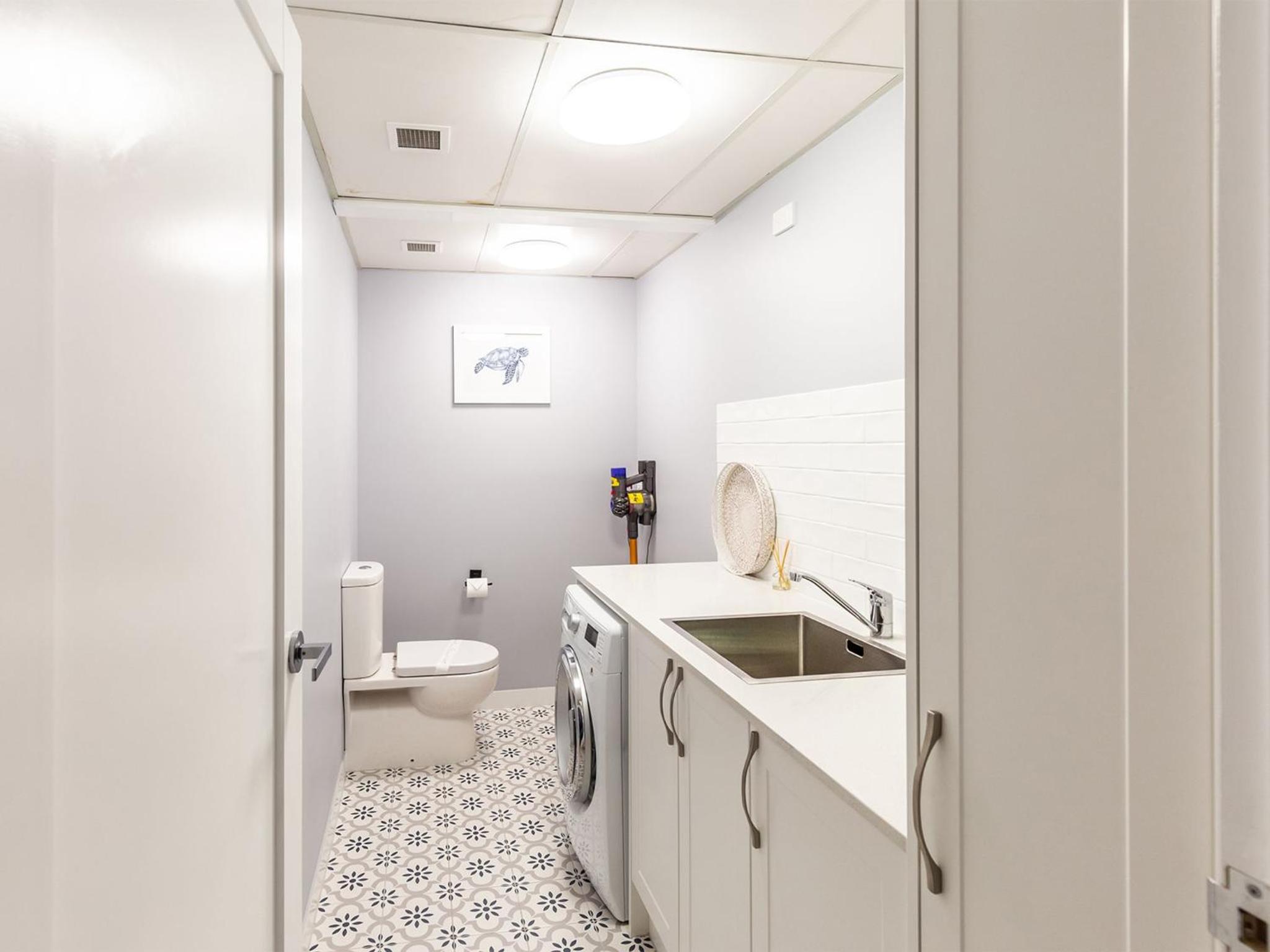 Kristie Court 3, 7 Weatherly Close with air con and close to the beach