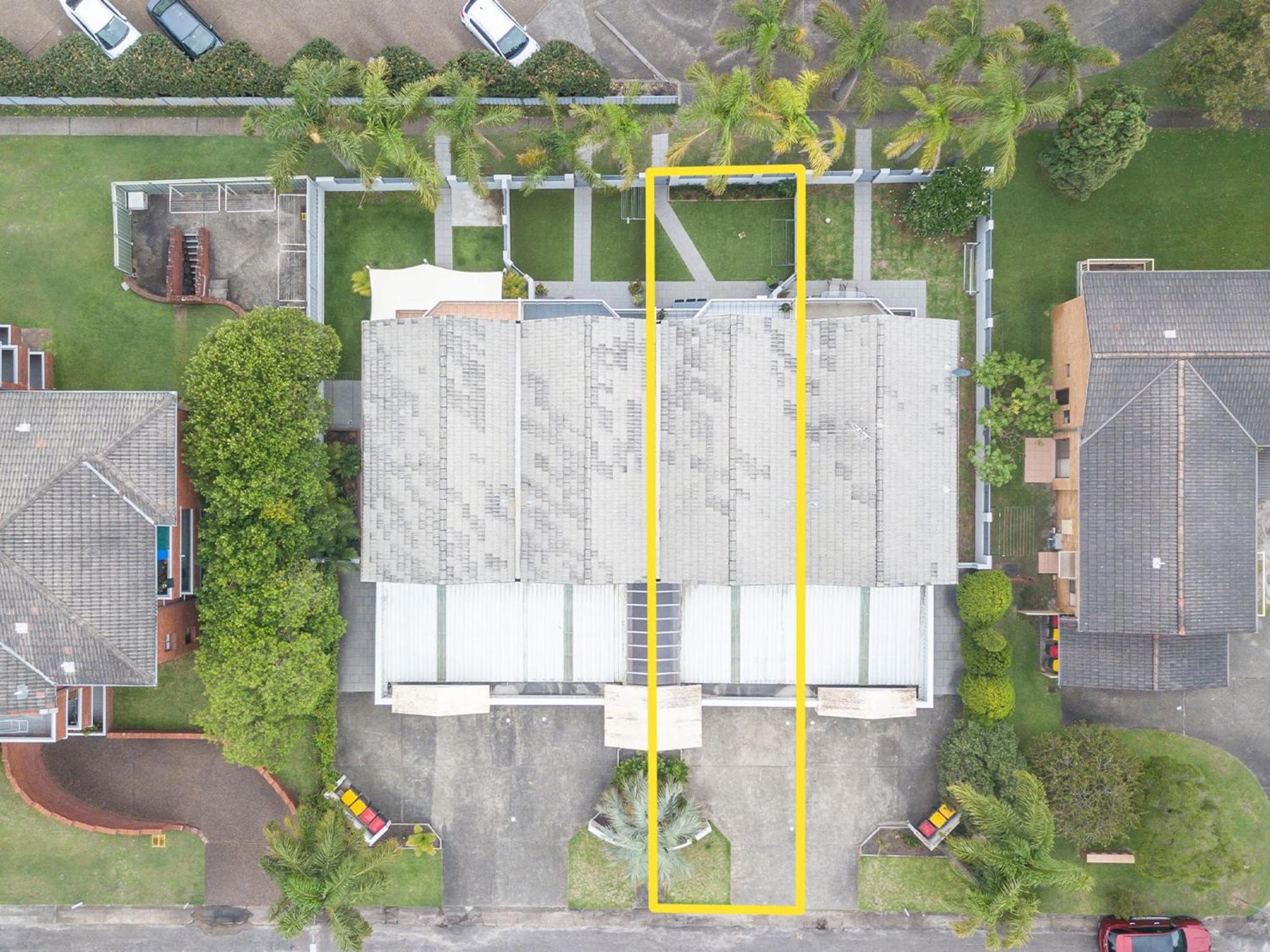 Kristie Court 3, 7 Weatherly Close with air con and close to the beach