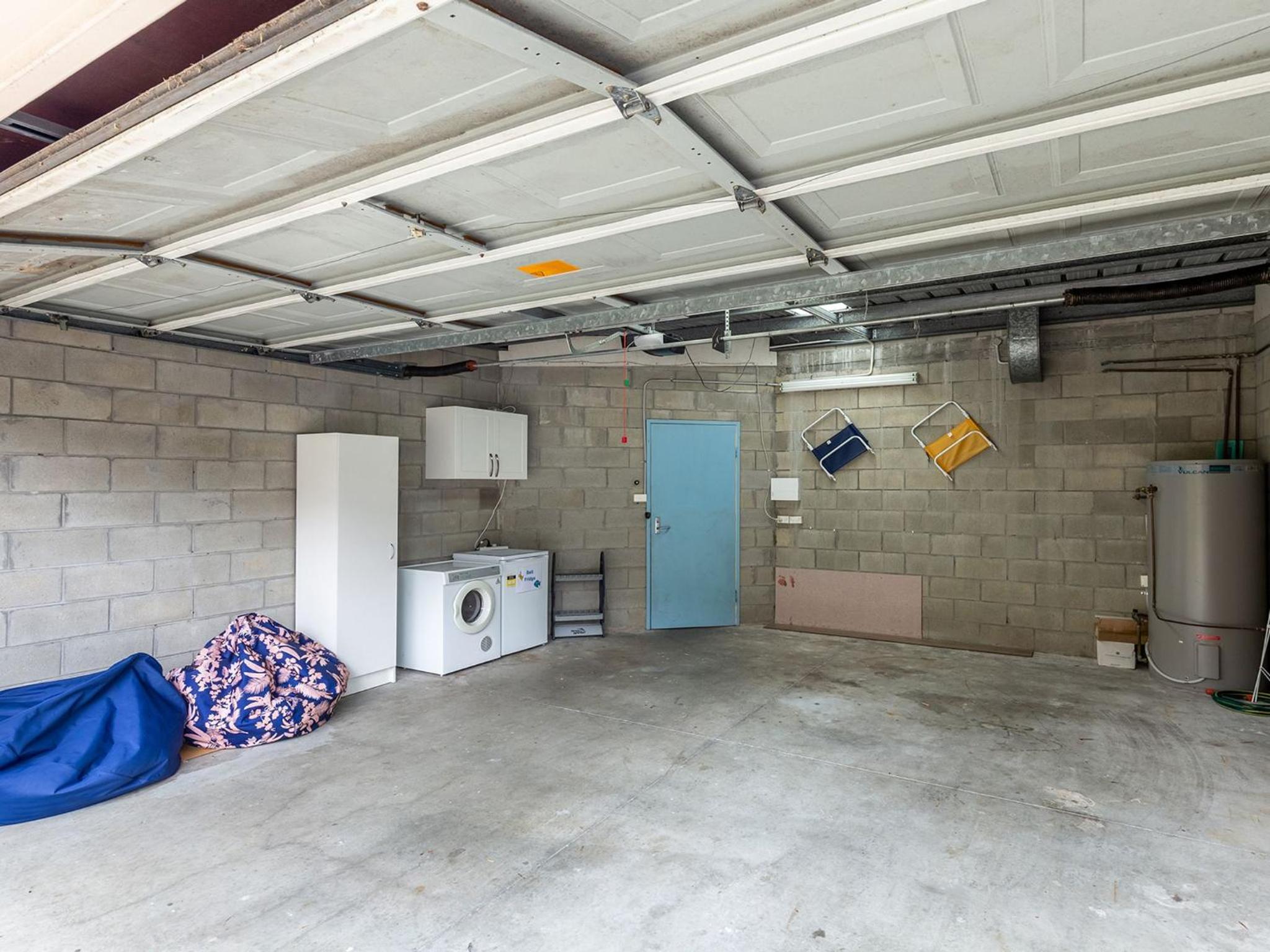 Kristie Court 3, 7 Weatherly Close with air con and close to the beach