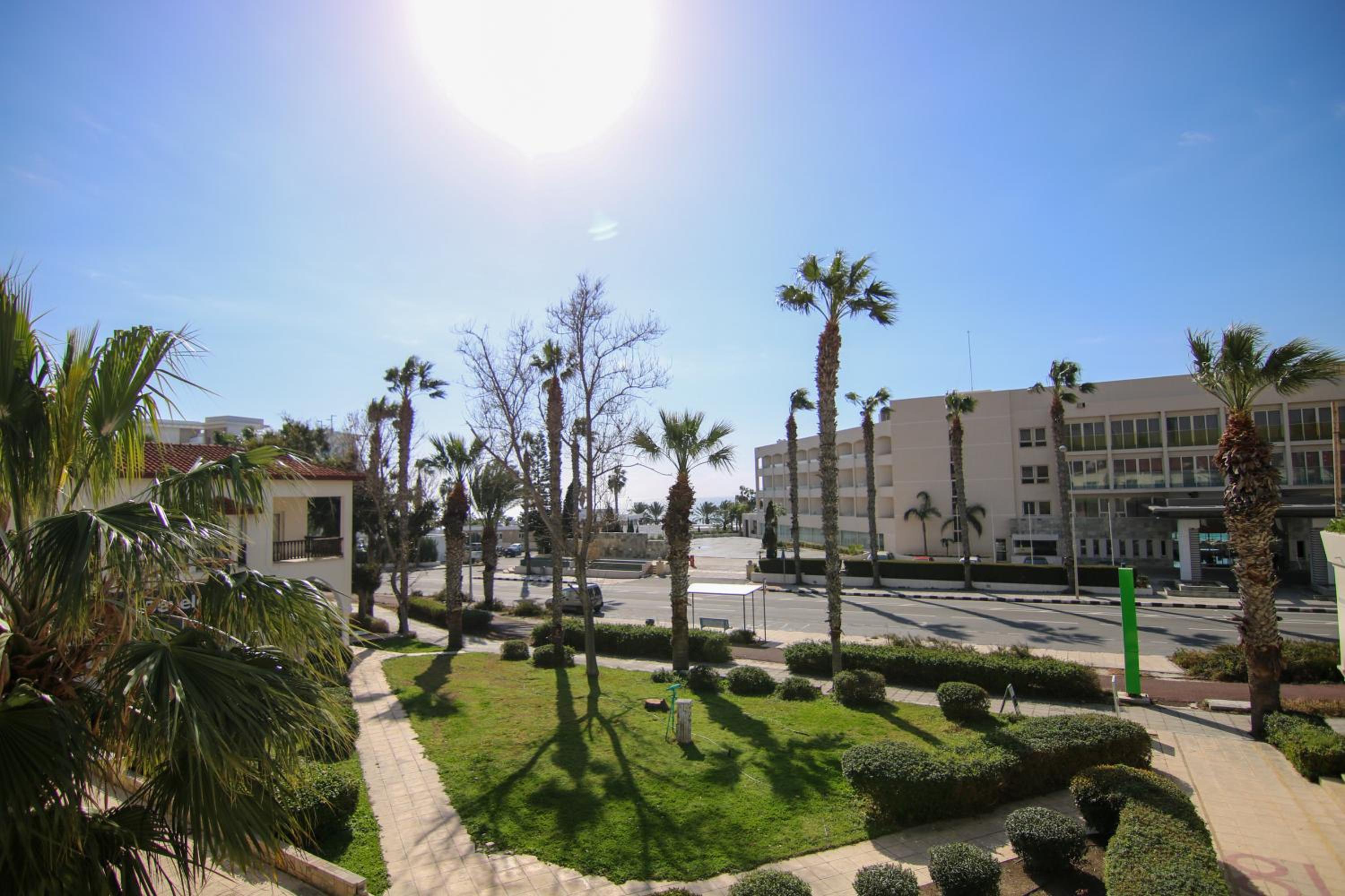 Phaedrus Living: Seaside Modern Flat Limnaria 123
