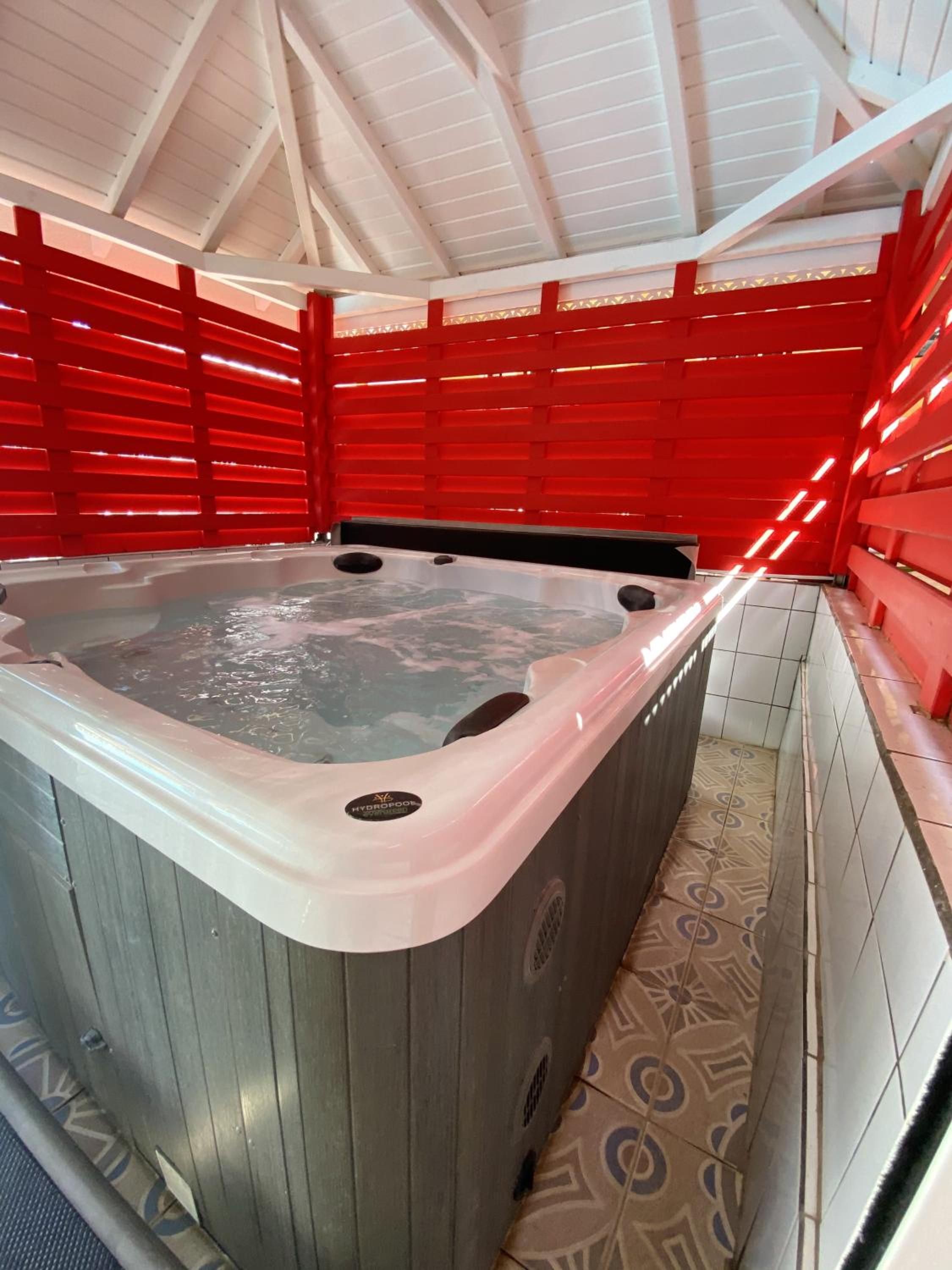Appartement charmant à Pointe-Noire - Piscine et Jacuzzi - 54 m²