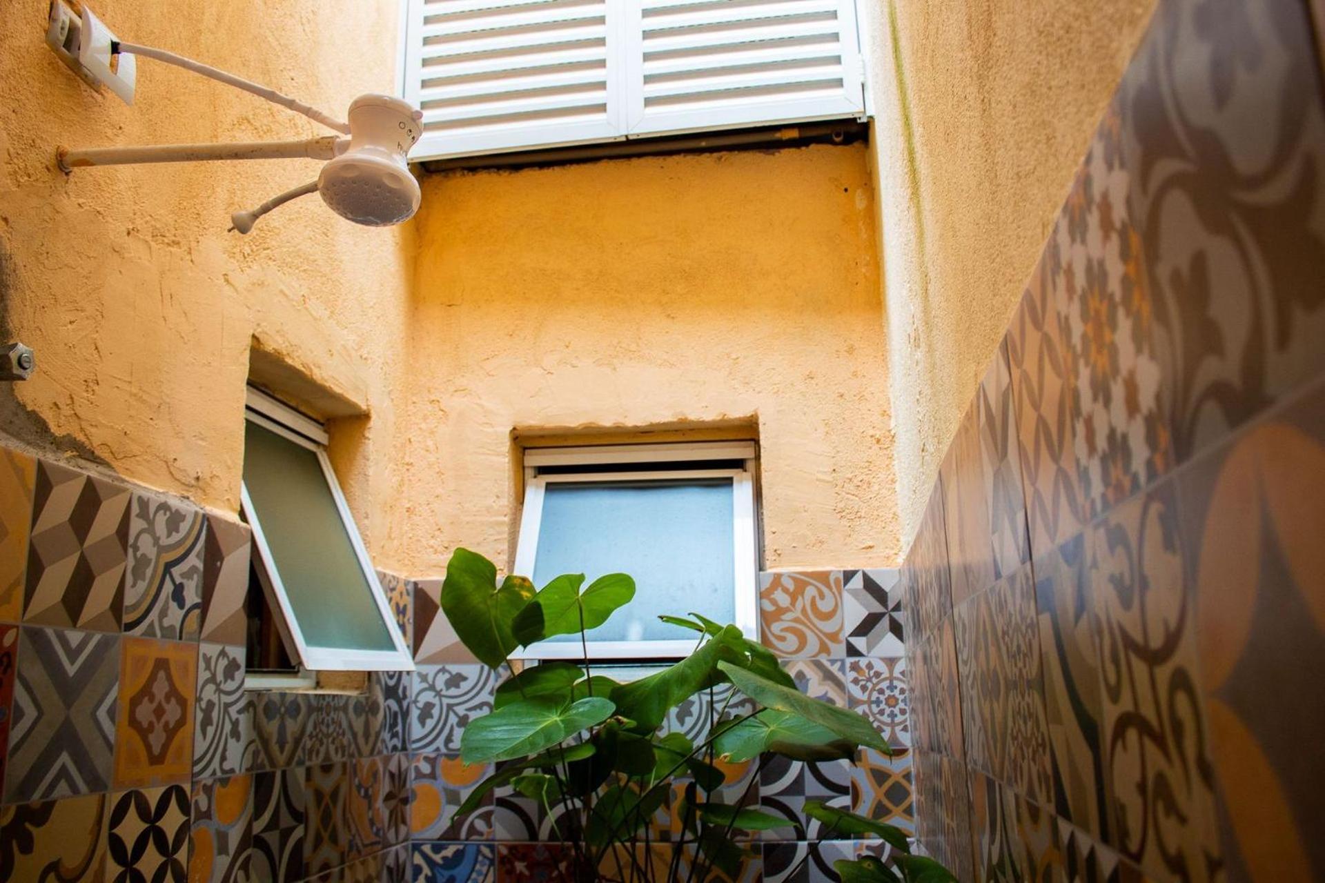 P004 - Casa com 3 dormitórios, churrasqueira e apenas 150m da praia
