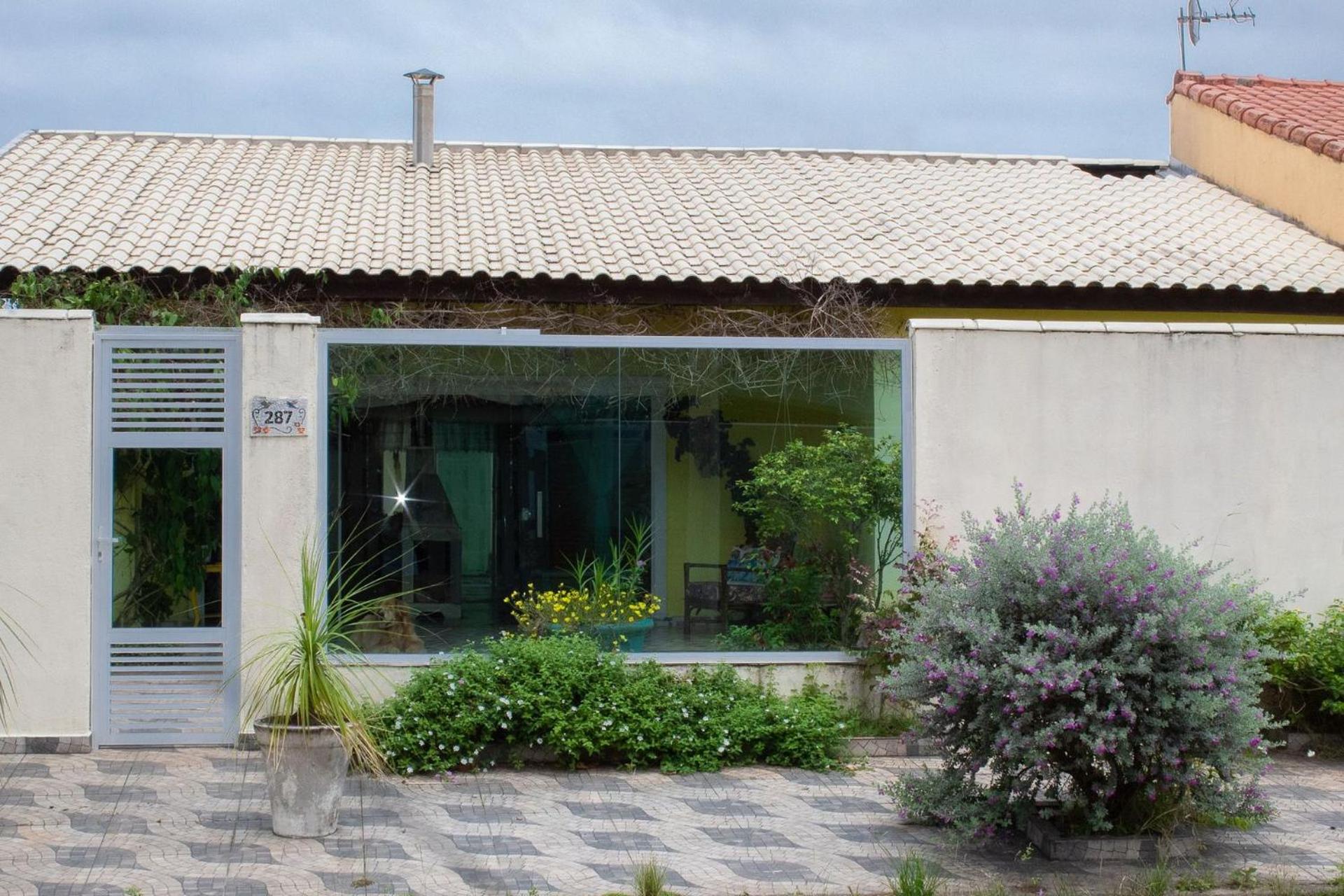 P004 - Casa com 3 dormitórios, churrasqueira e apenas 150m da praia