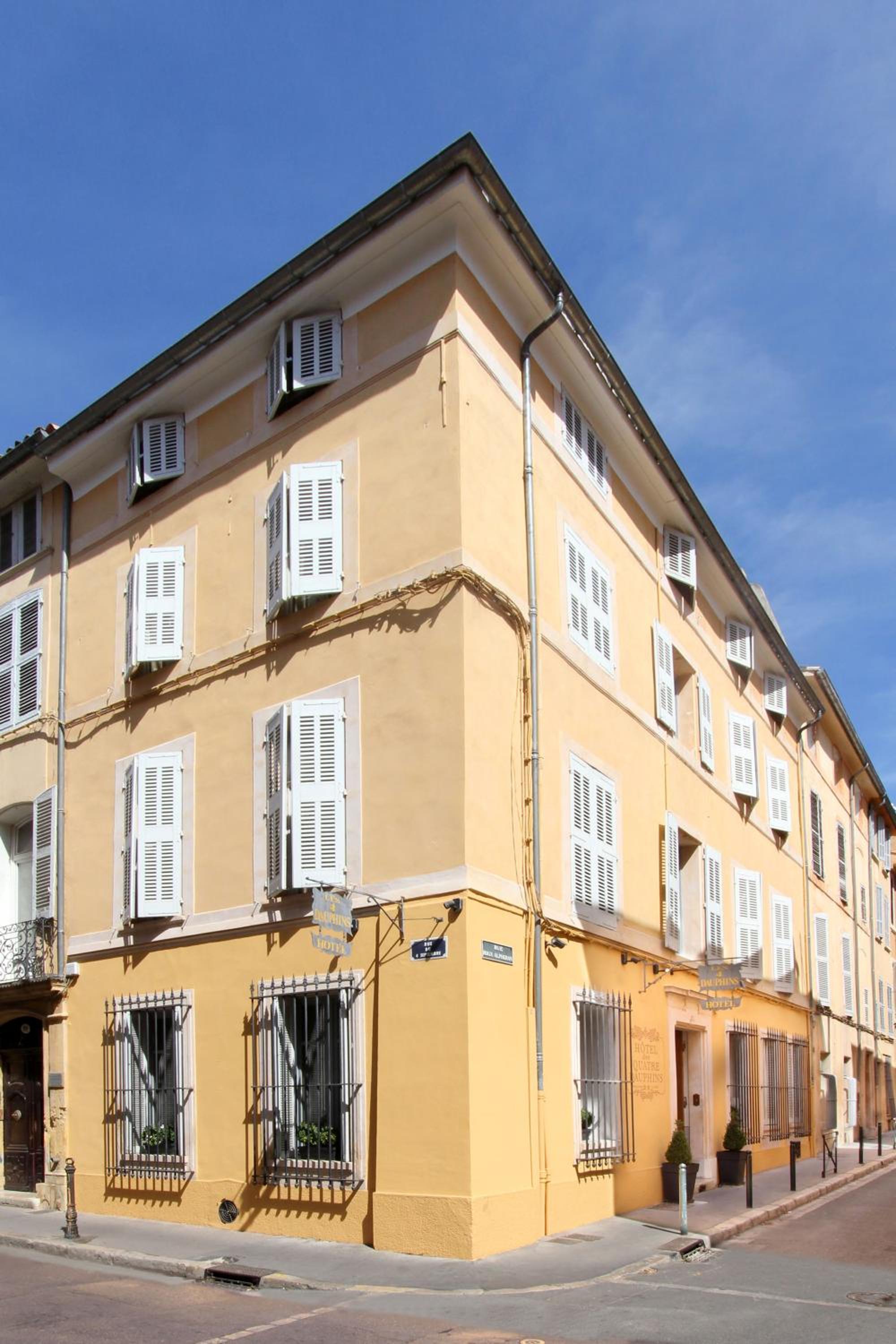 Hotel Les Quatre Dauphins - Image 1