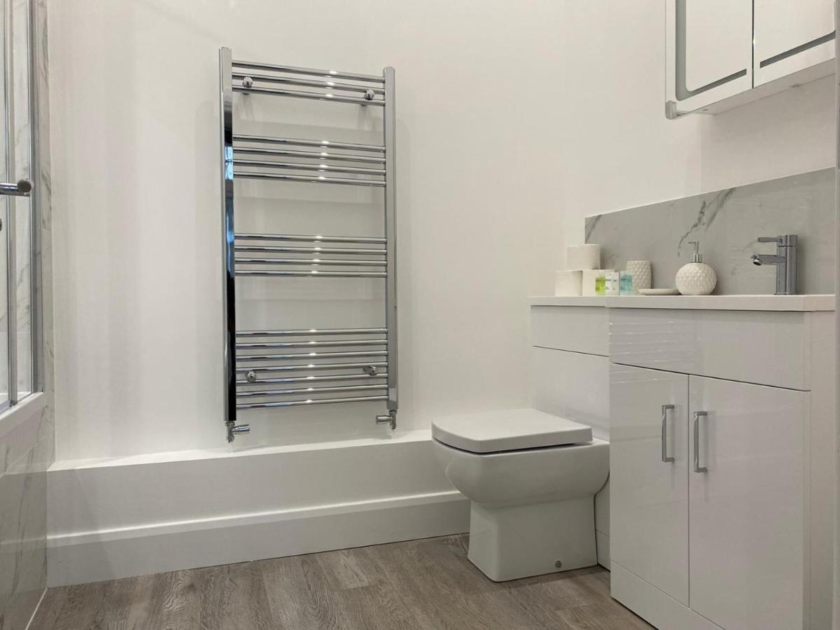 Amazing CENTRAL High Street Self contained Apartments by SYL view 4