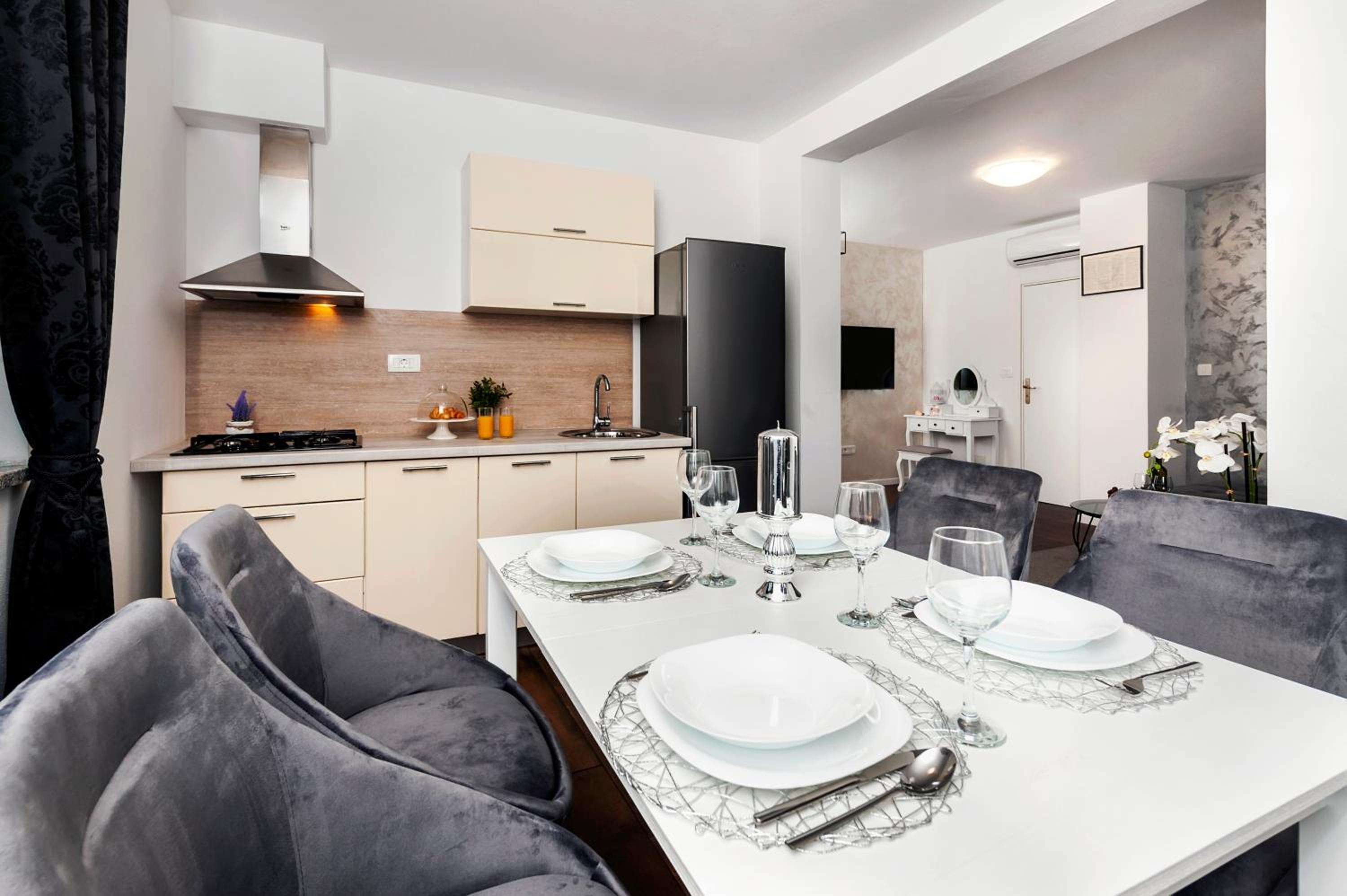 Deluxe Apartments A&A view 5