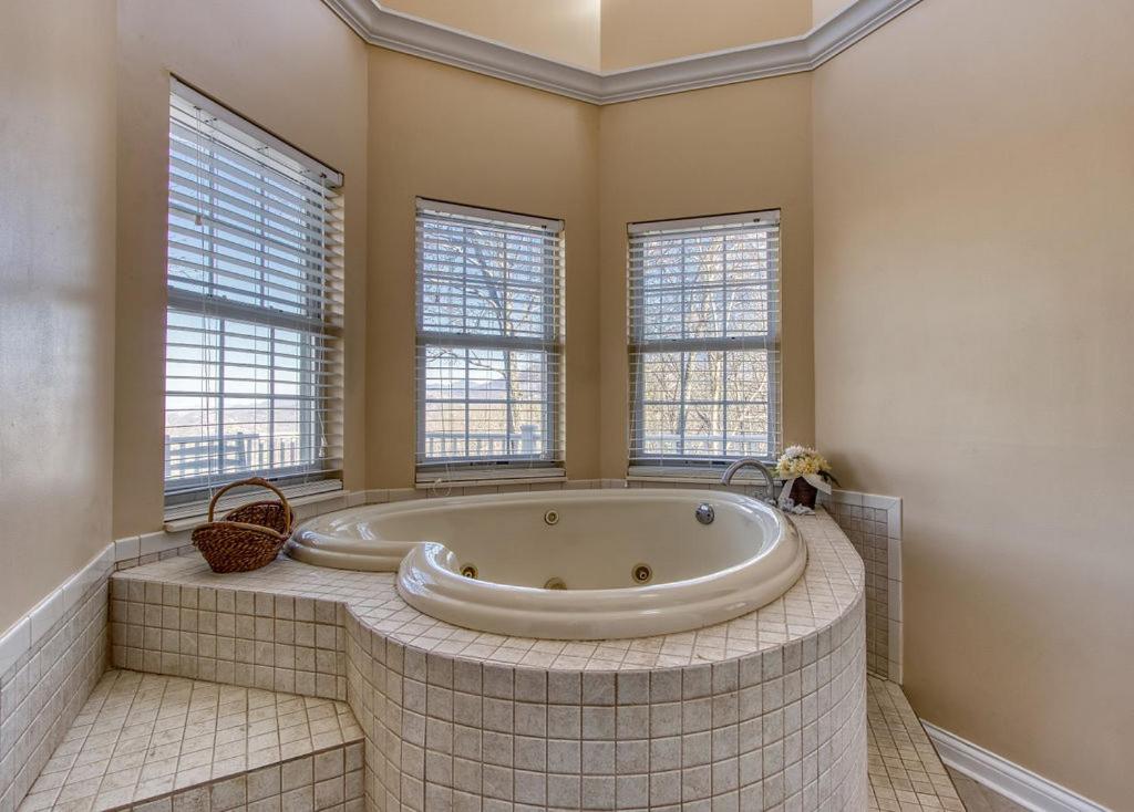 Ober Hideaway, Hot Tub, WIFI, 560 FREE tickets each paid day!!! view 5