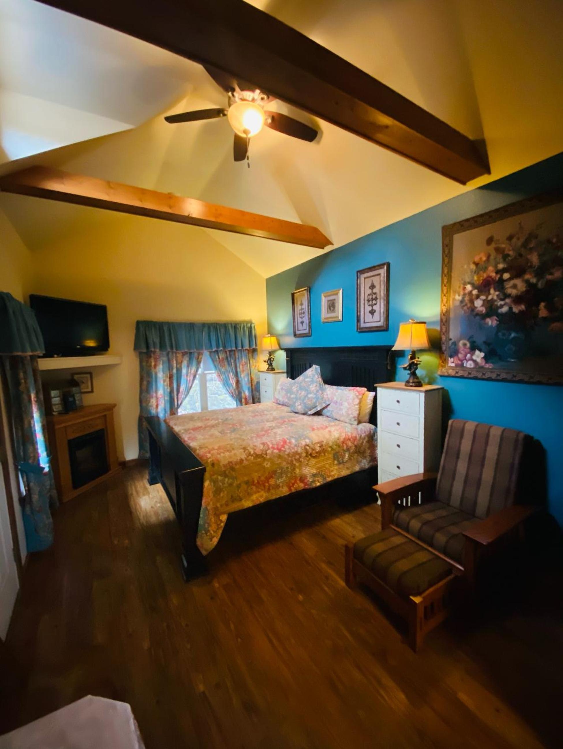 All Seasons Treehouse Village