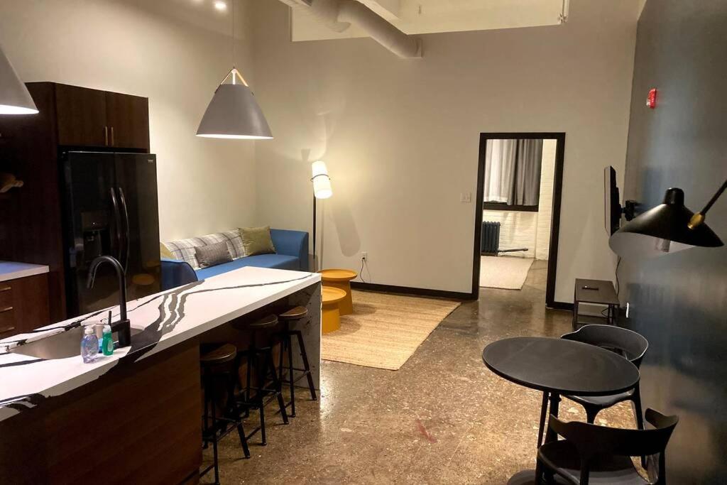 3E-*New* Apartment -5 min from Downtown, sleeps 4 view 3