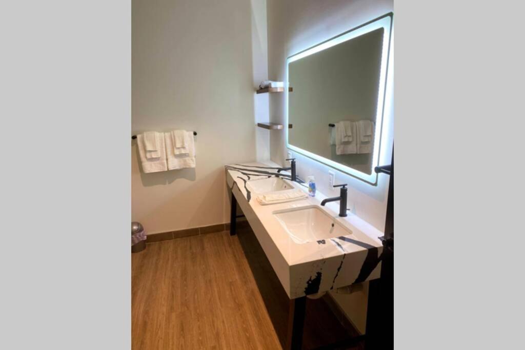 3E-*New* Apartment -5 min from Downtown, sleeps 4 view 4
