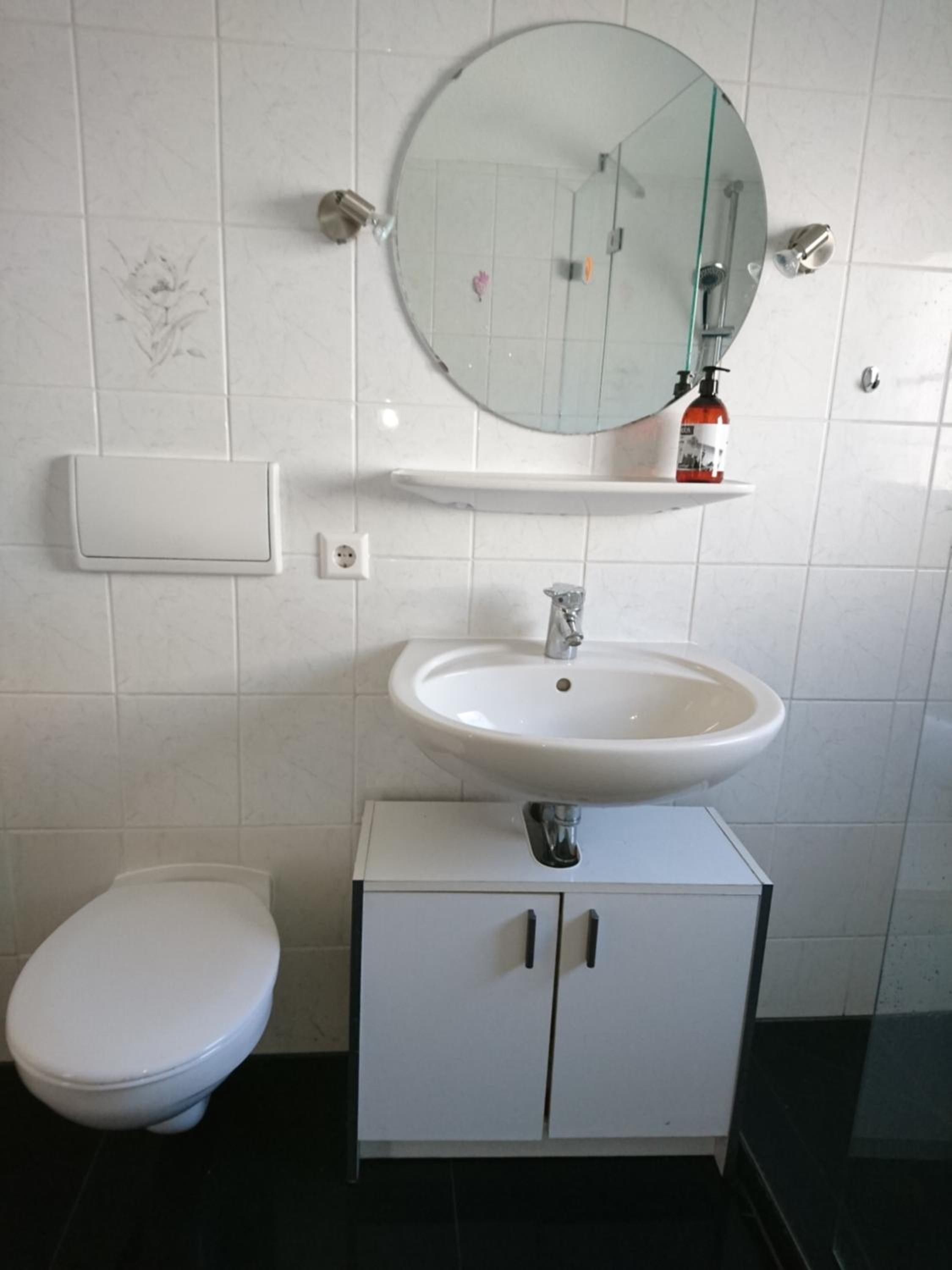 An der grünen Donau - Ferienwohnung, Monteurwohnung, wir bieten keine Parkplätze, Verpflegung oder Tücher an, Parken NUR gegenüber auf der Straßenseite
