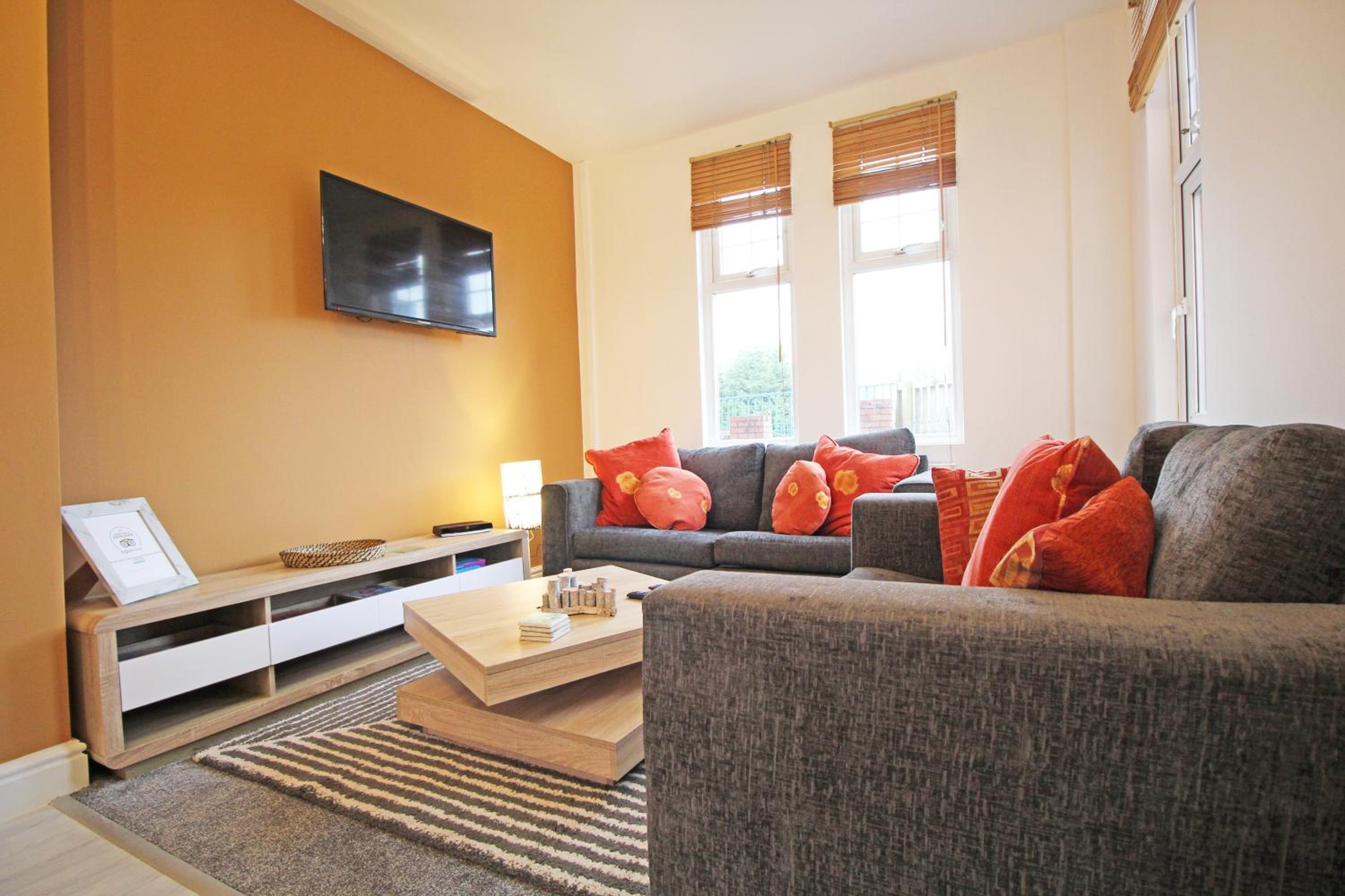 Large period Chester home right on the canal. view 4