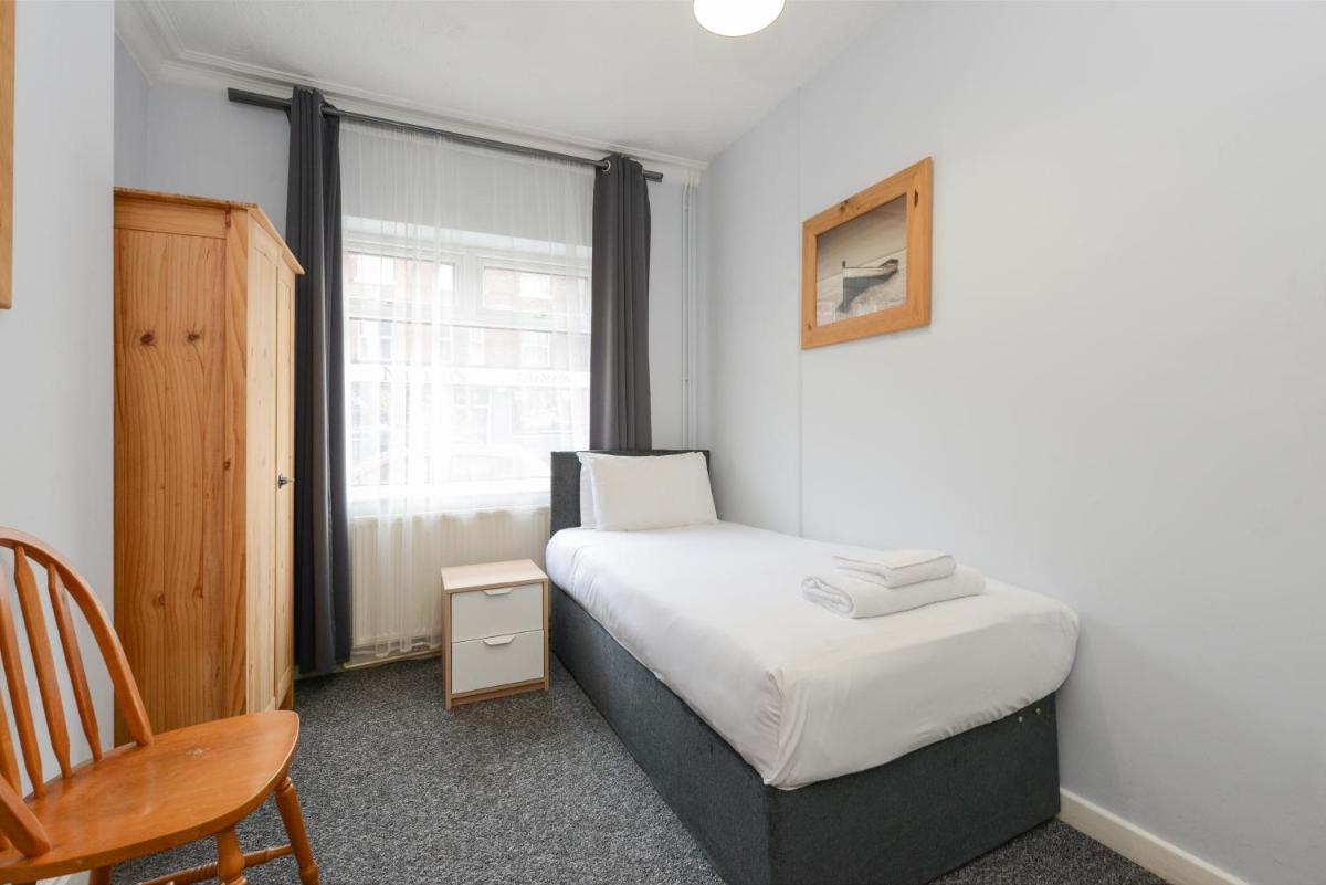 Perfect for Contractors! Spacious 5bed house with Parking - Radford view 2