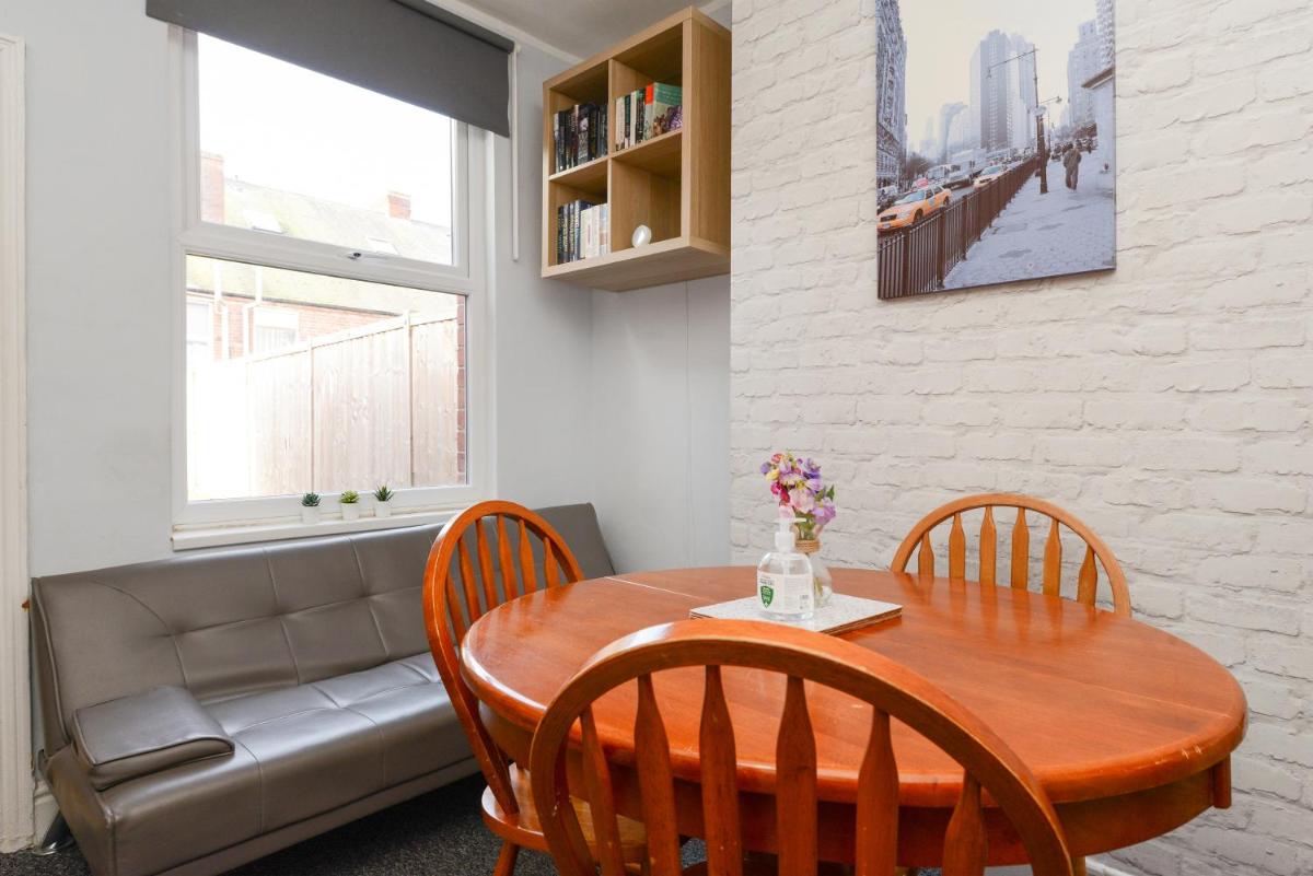 Perfect for Contractors! Spacious 5bed house with Parking - Radford view 5