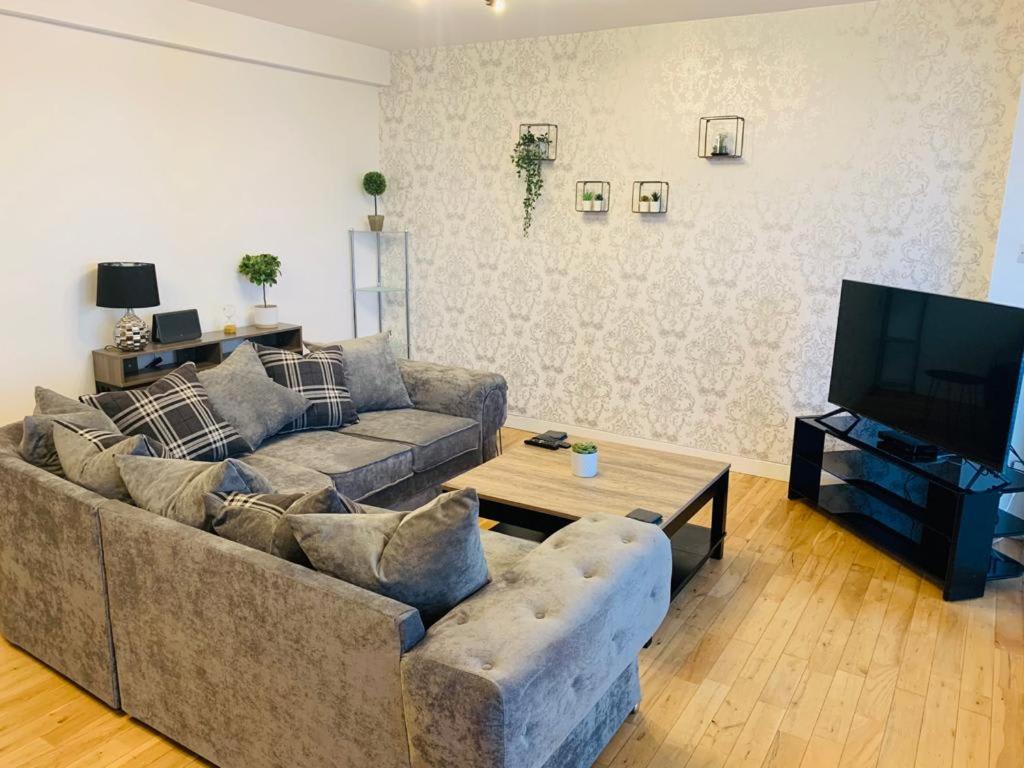 Modern 2 Bed Apartment, Close to Gla Airport & M8 view 5