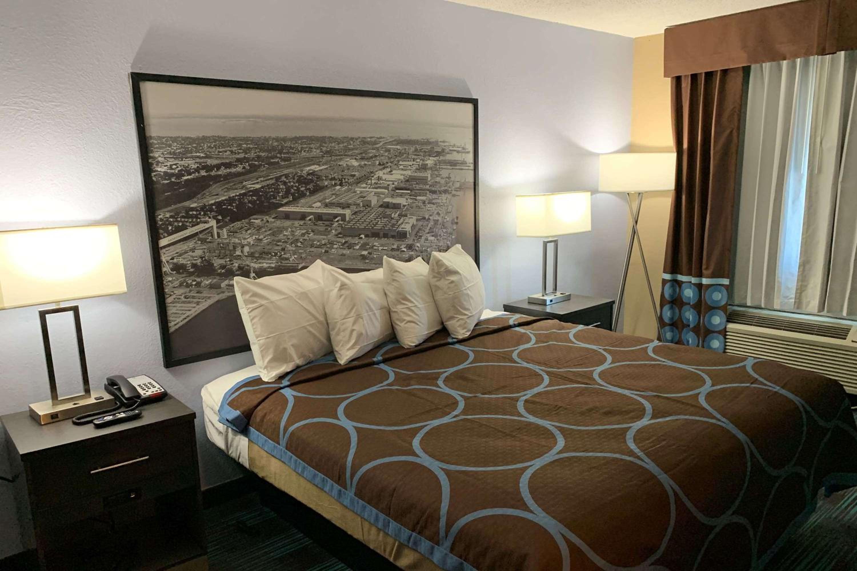 Super 8 by Wyndham Newport News view 4