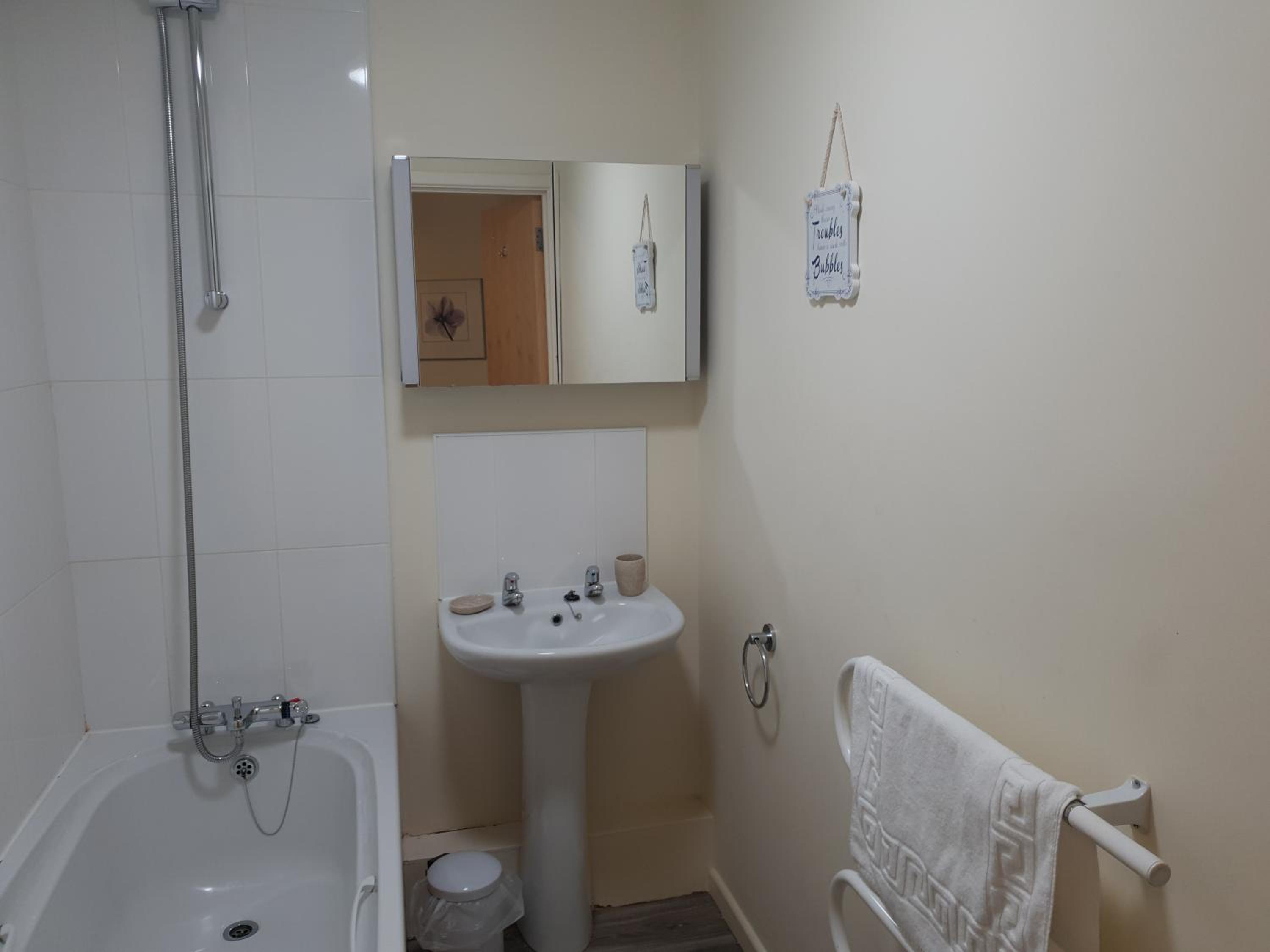 The Sawmills, Carlisle - Spacious 4 Bedroom Family House - Free WiFi - & Parking - Walk to Carlisle Castle