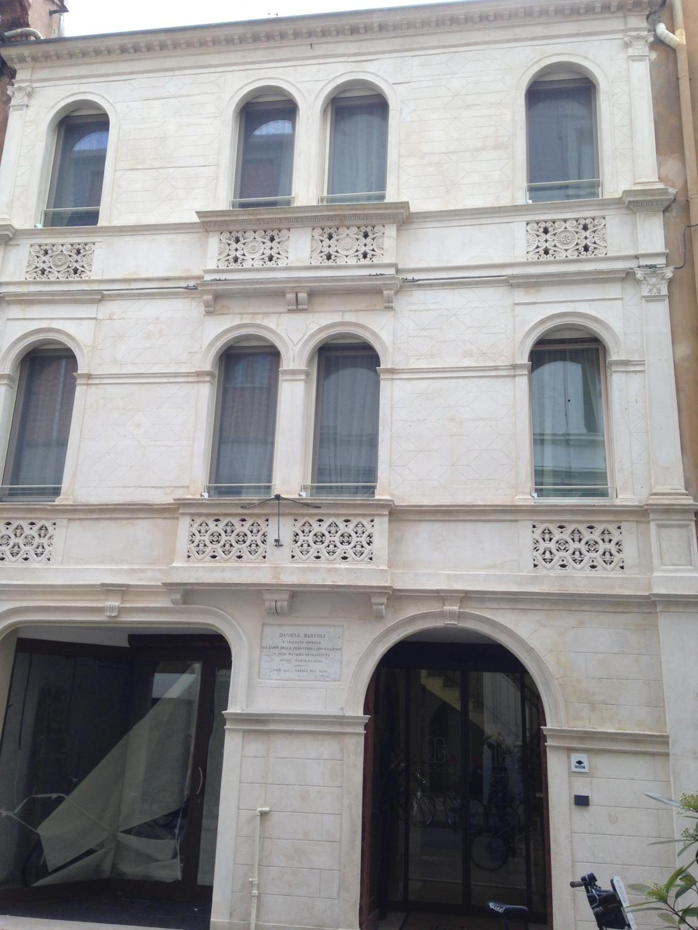 Borgoleoni 18 - Room and Breakfast