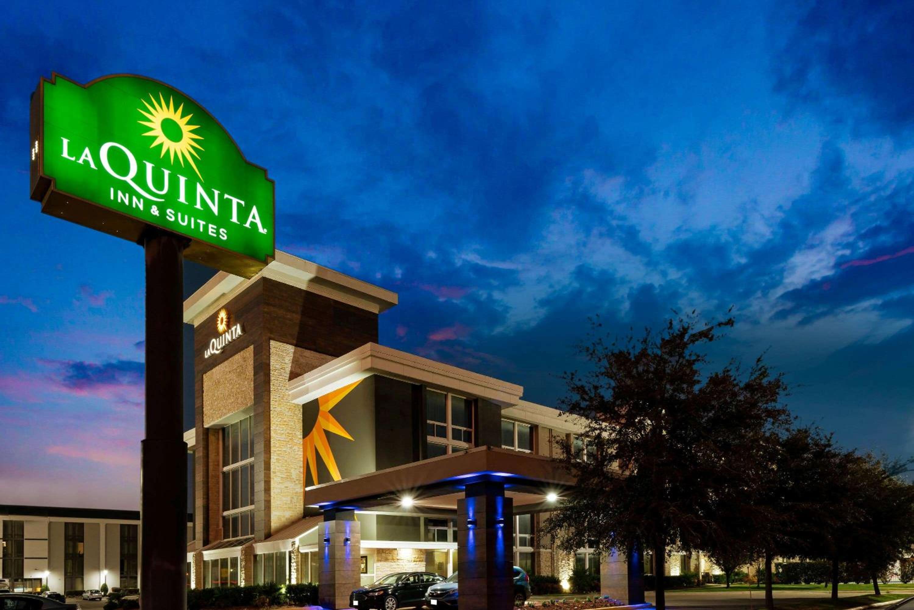 Hotel La Quinta by Wyndham Dallas I-35 Walnut Hill Ln - Image 1