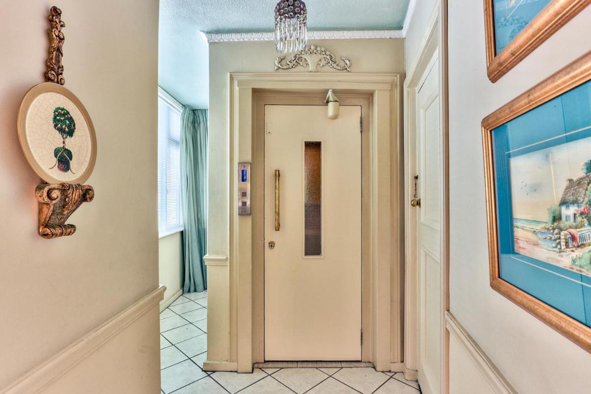 Oceantide Penthouse in London rd, Sea Point, Cape Town, photo 5 of 13