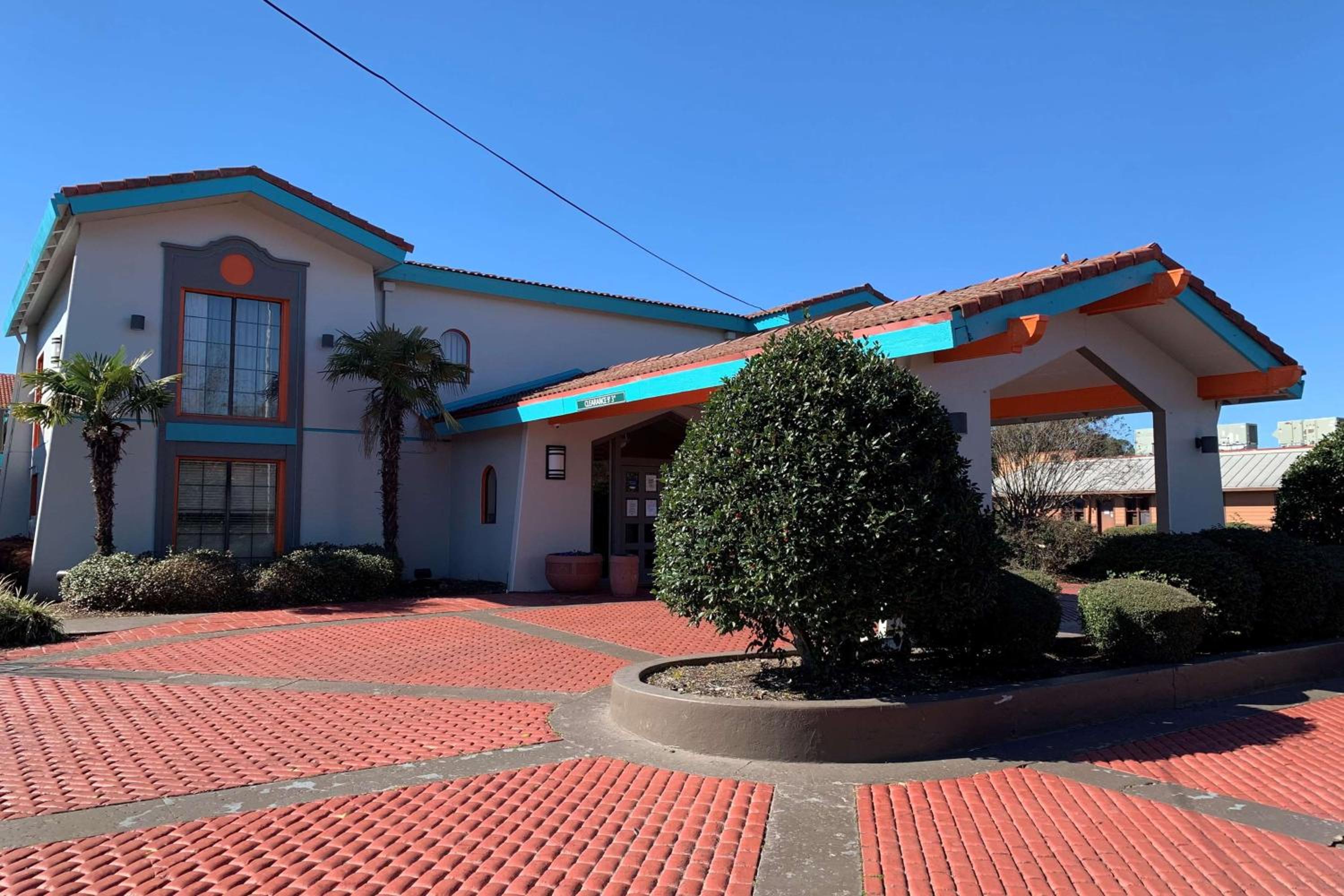 Howard Johnson by Wyndham Columbus Fort Moore - Image 2