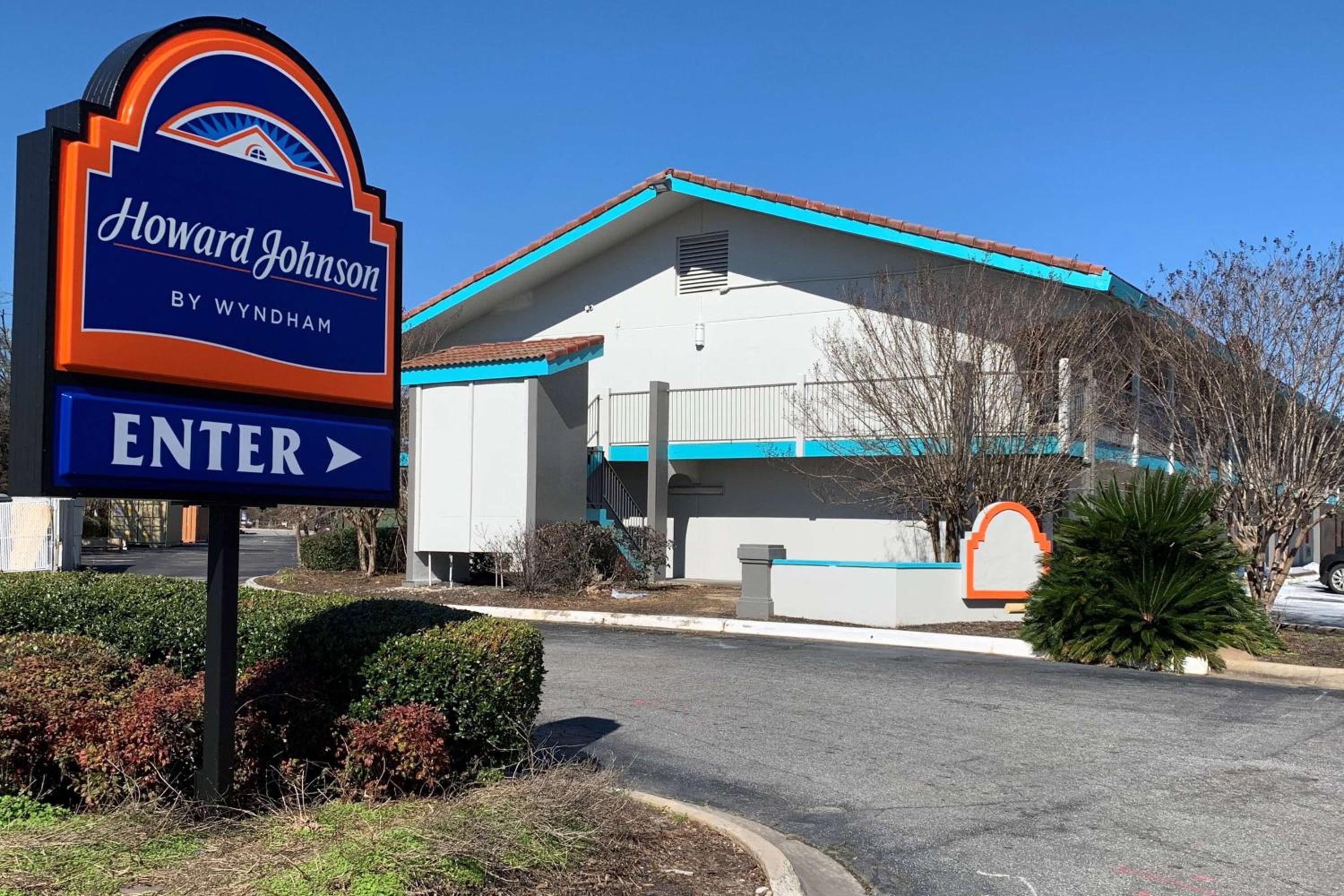 Howard Johnson by Wyndham Columbus Fort Moore - Image 3