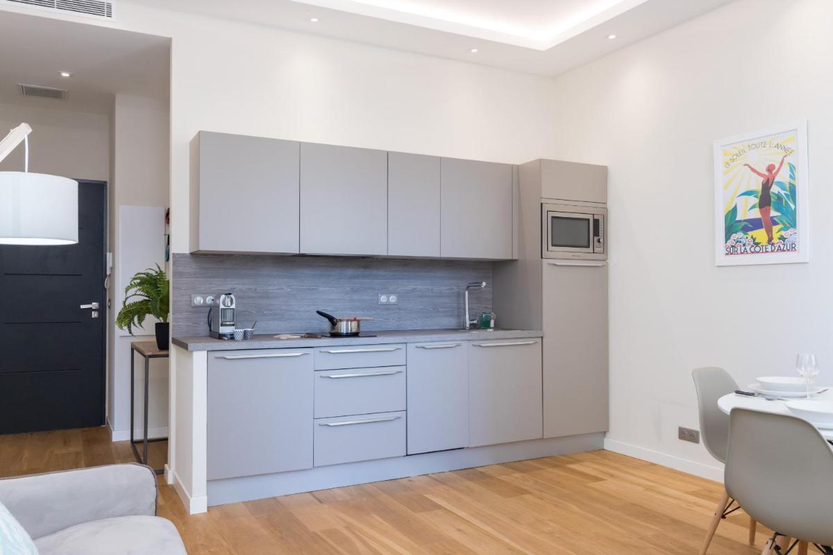 Brand New 1 Bdr Place du Pin photo 3