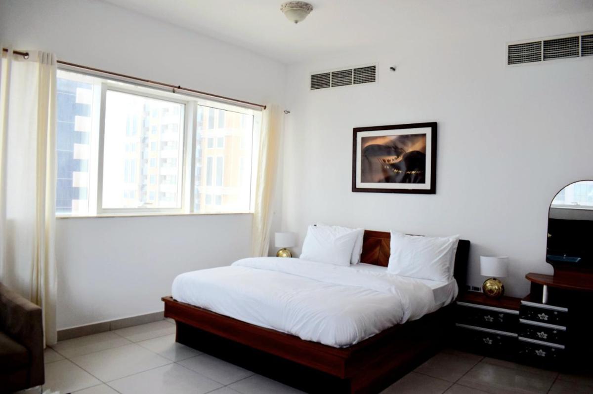Private rooms in 3 bedroom apartment SKYNEST Homes marina pinnacle