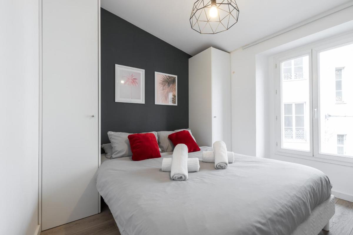 Magenta Square Central 1 Bdr with AC photo 2