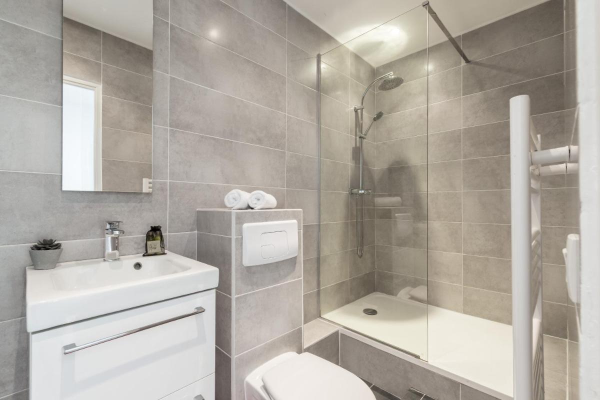 Magenta Square Central 1 Bdr with AC photo 4