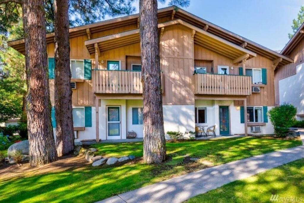 Hotel DAS BAVARIAN CONDO, 5 Star Ground Floor Unit, Walk to Town, Sleeps 6 - Image 1