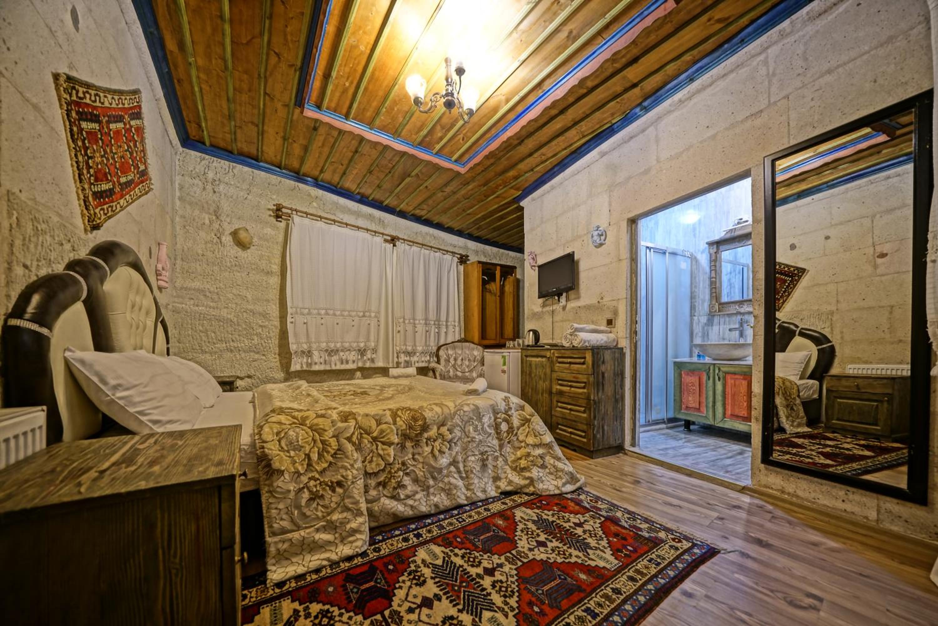 Kayatas Cave Suites - Image 108