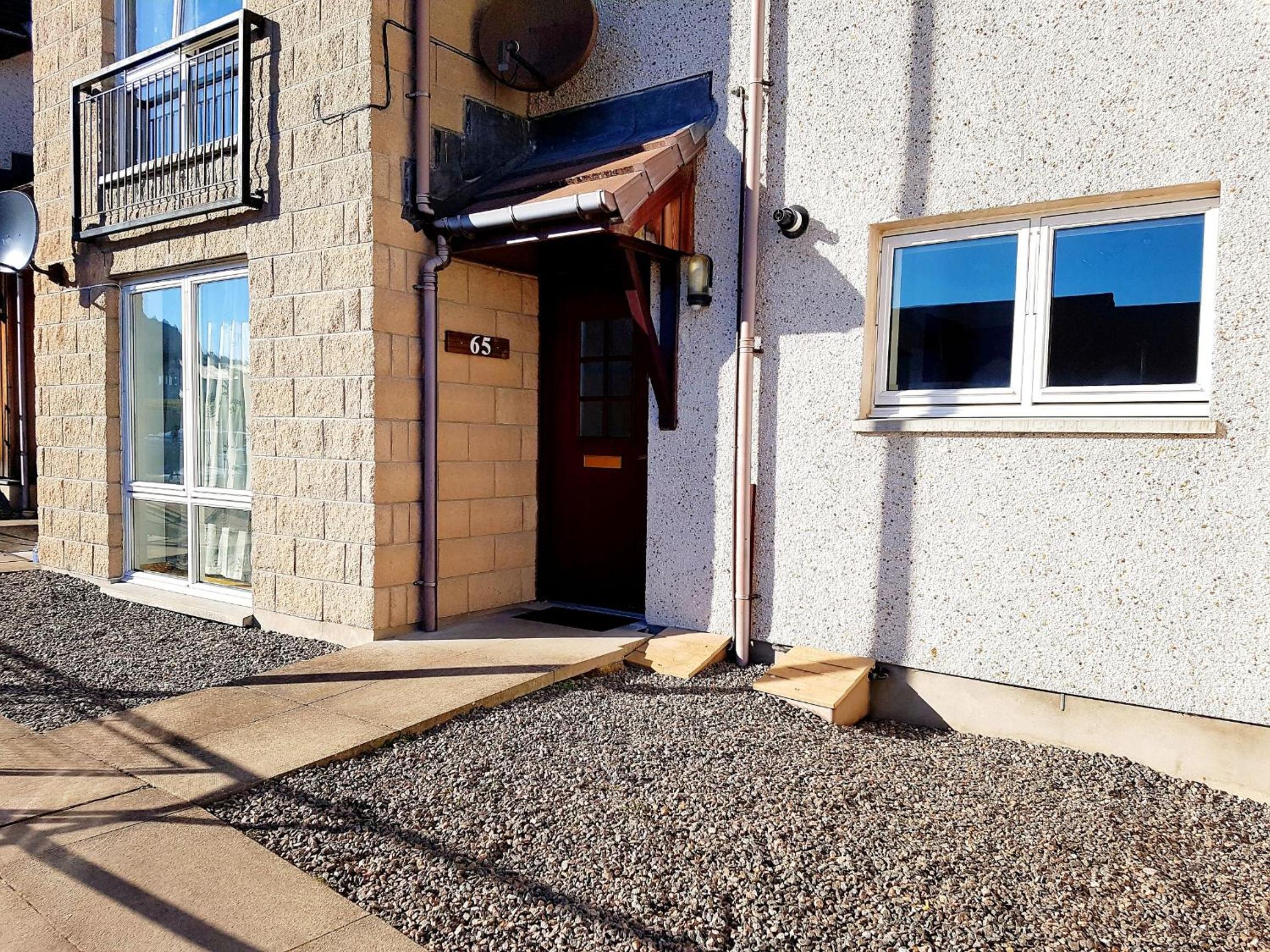 Hill View 2 bedroom free parking