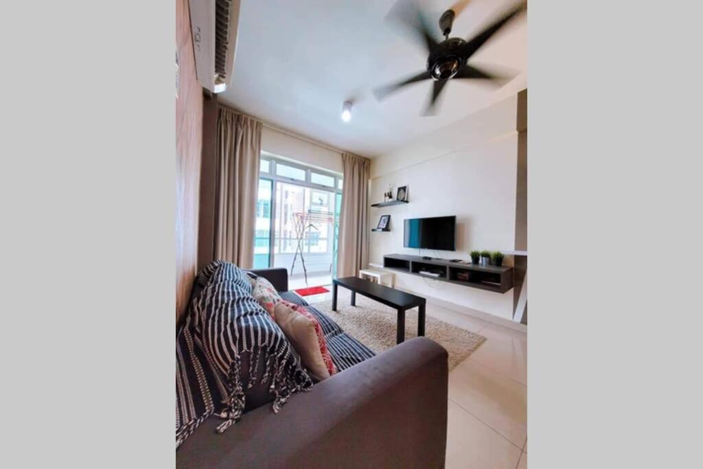 8pax Mount austin Midori Green homestay