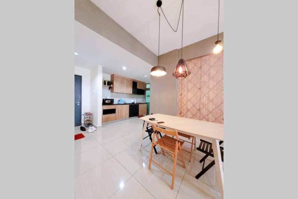 8pax Mount austin Midori Green homestay