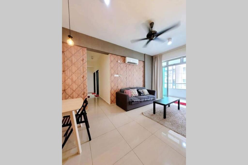8pax Mount austin Midori Green homestay