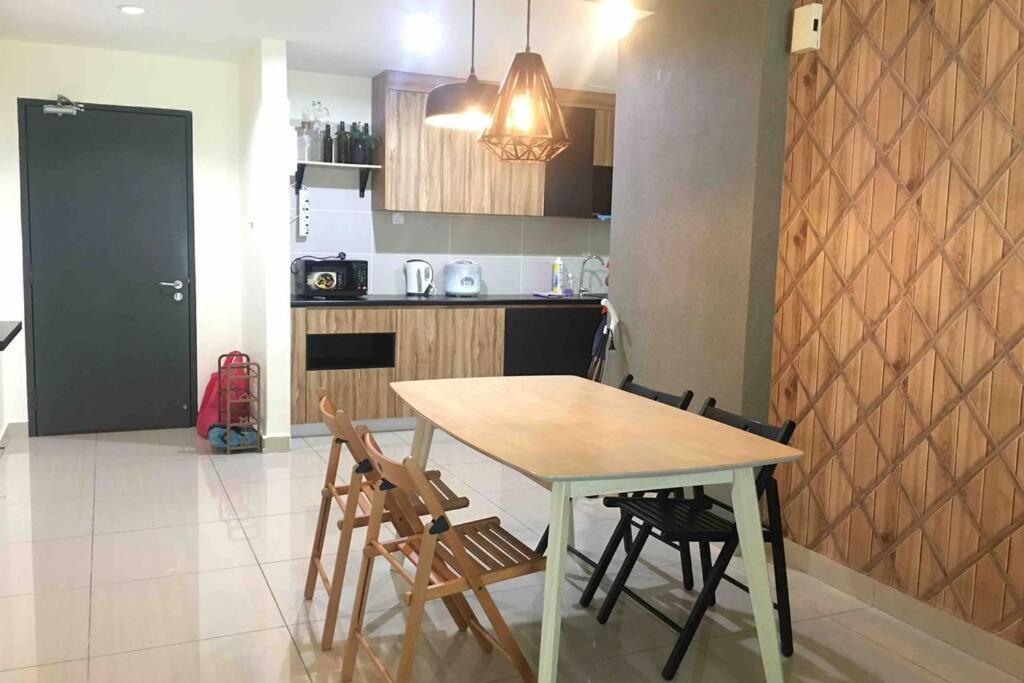 8pax Mount austin Midori Green homestay