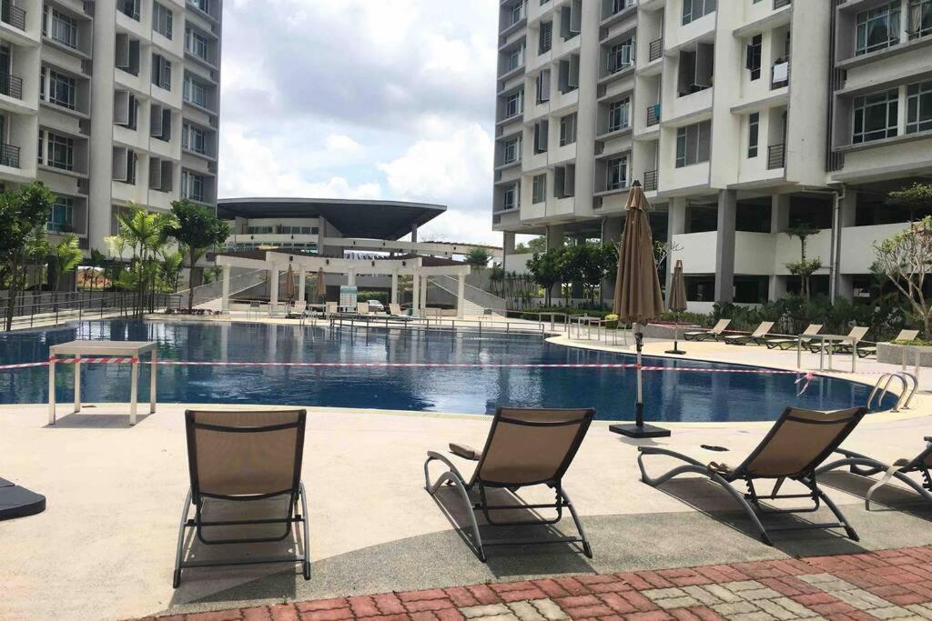 8pax Mount austin Midori Green homestay