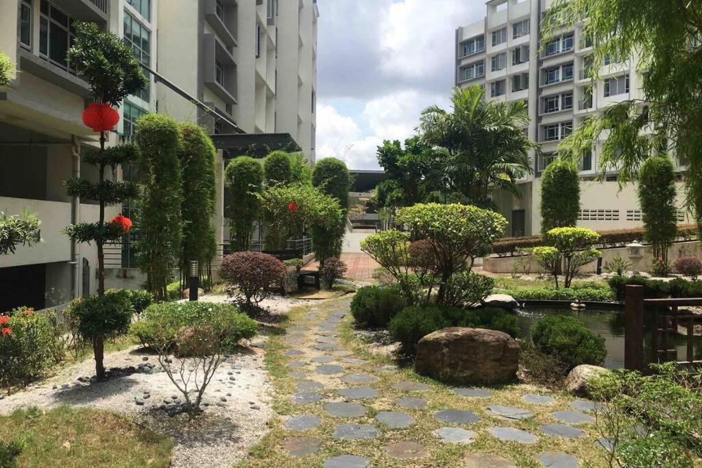 8pax Mount austin Midori Green homestay