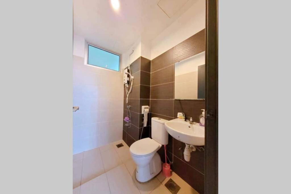 8pax Mount austin Midori Green homestay