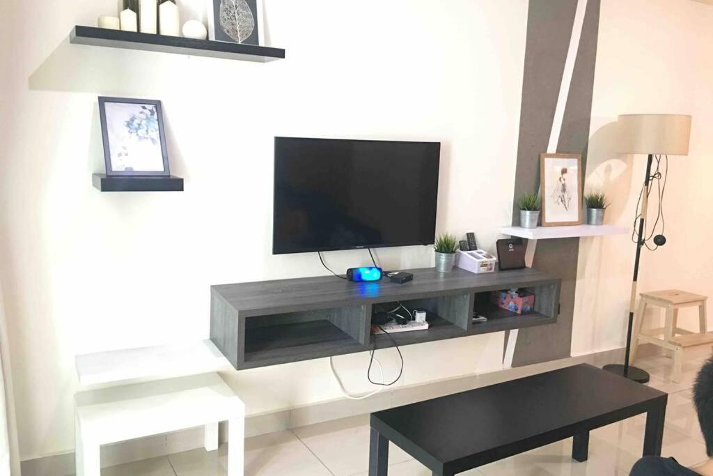 8pax Mount austin Midori Green homestay