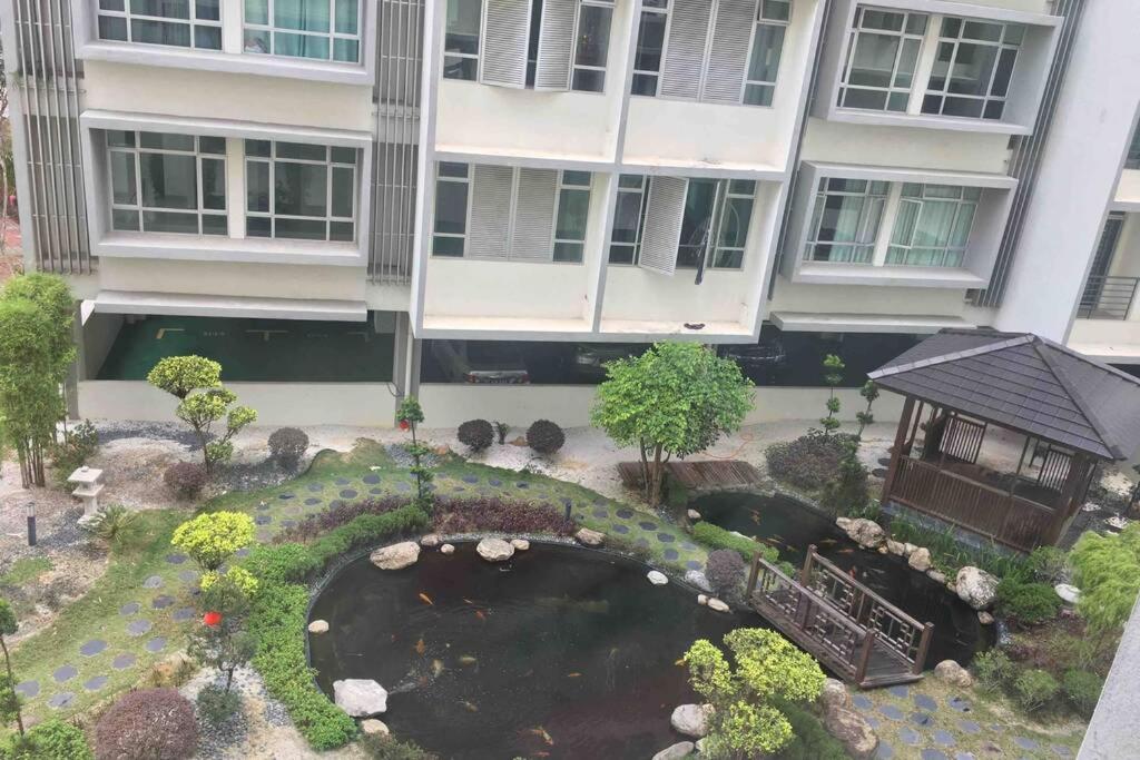 8pax Mount austin Midori Green homestay