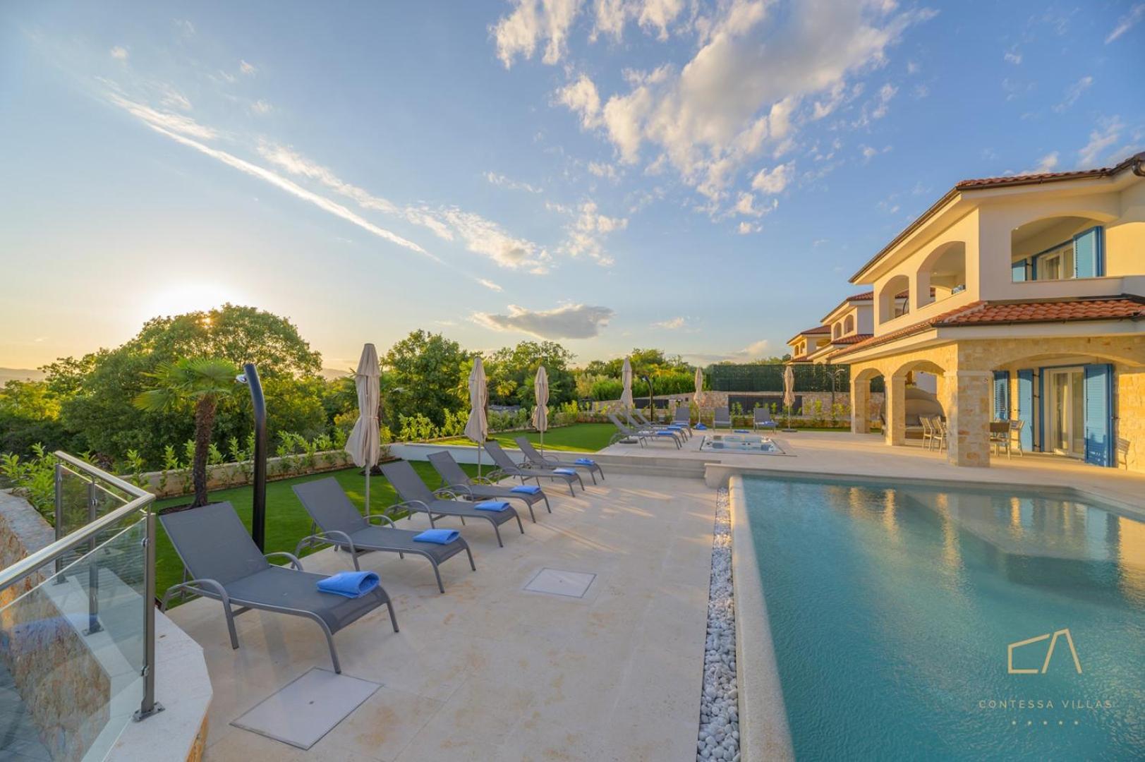Luxury Apartments Loma view 5