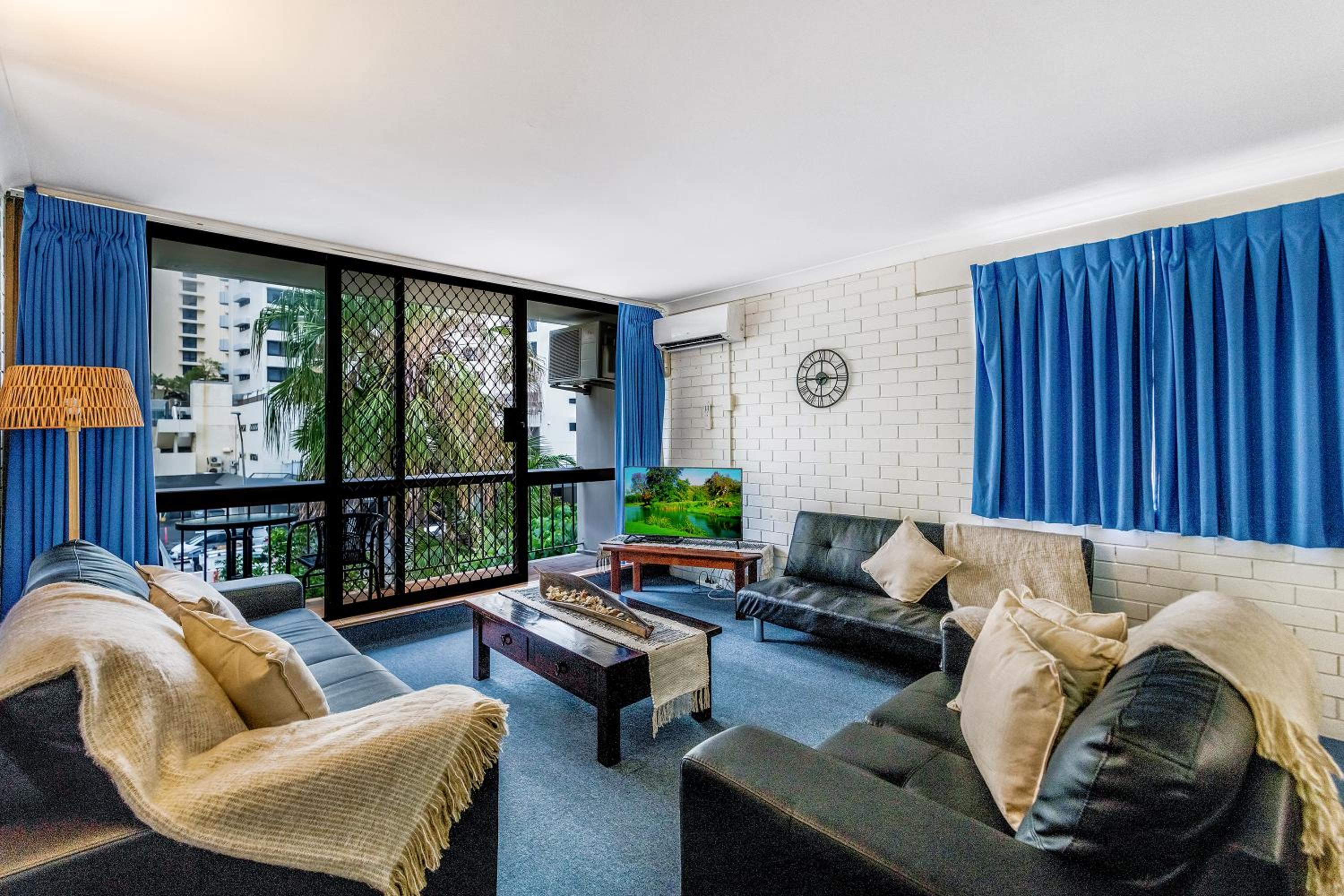 Surfers Paradise- meters from the beach!