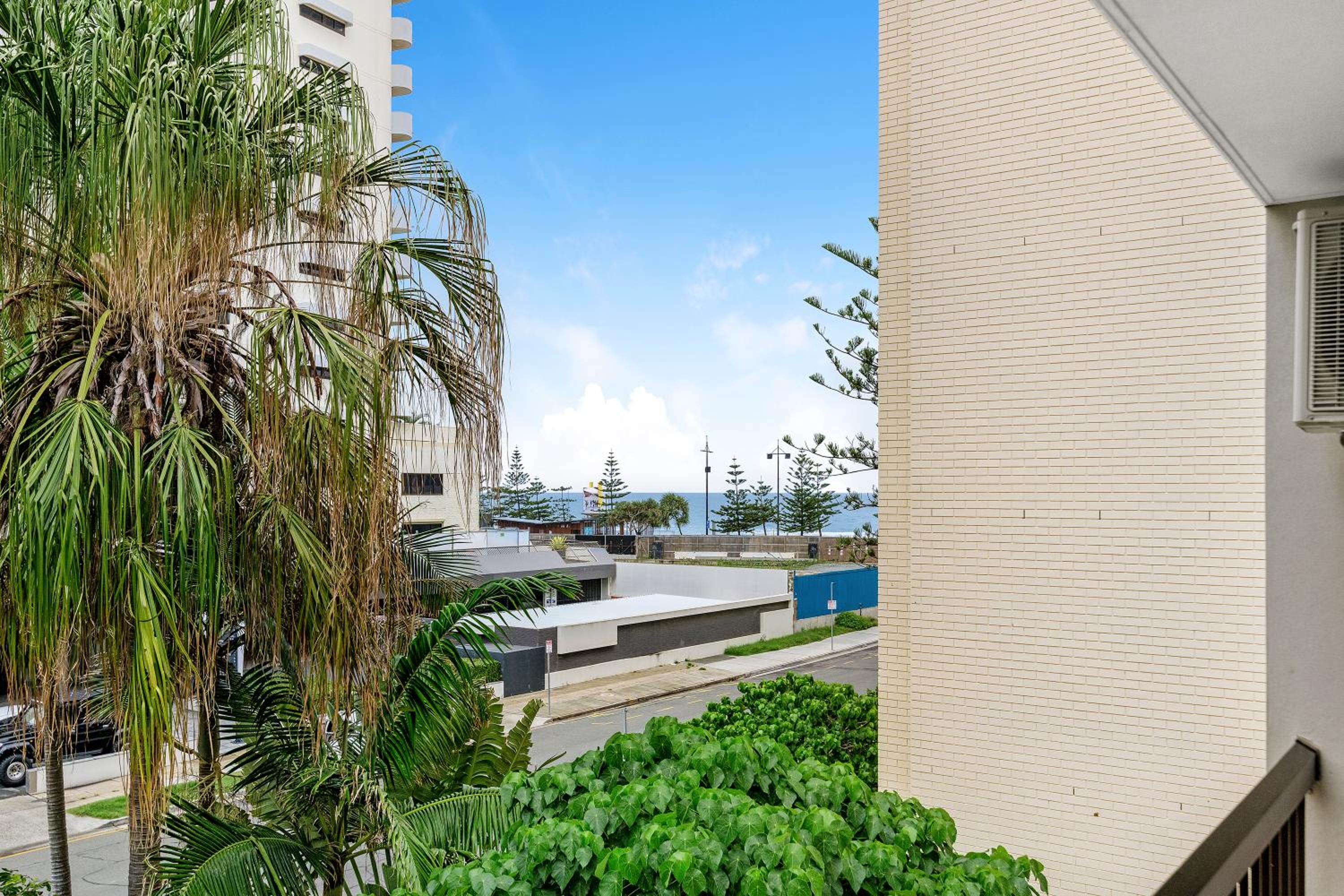 Surfers Paradise- meters from the beach!