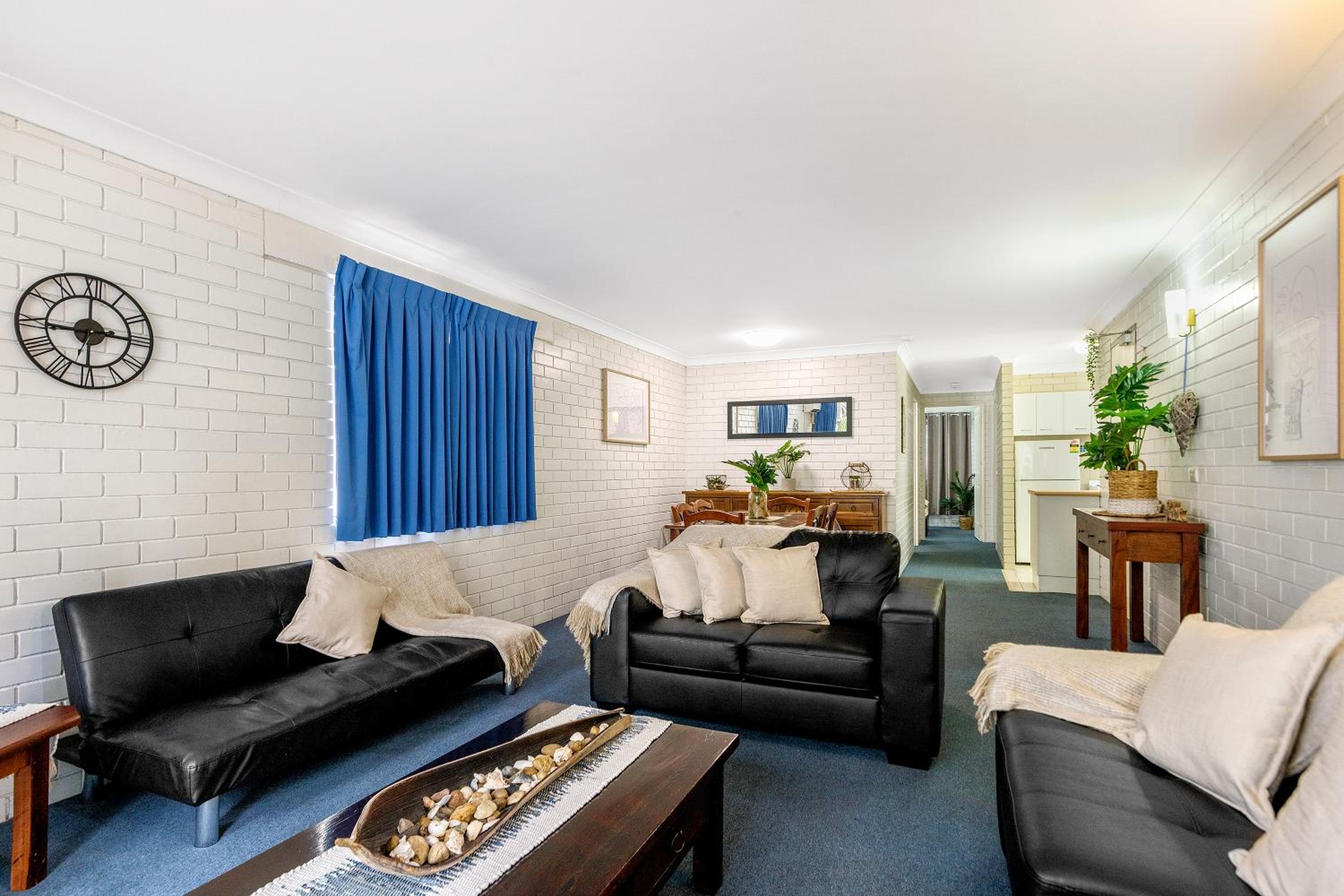 Surfers Paradise- meters from the beach!