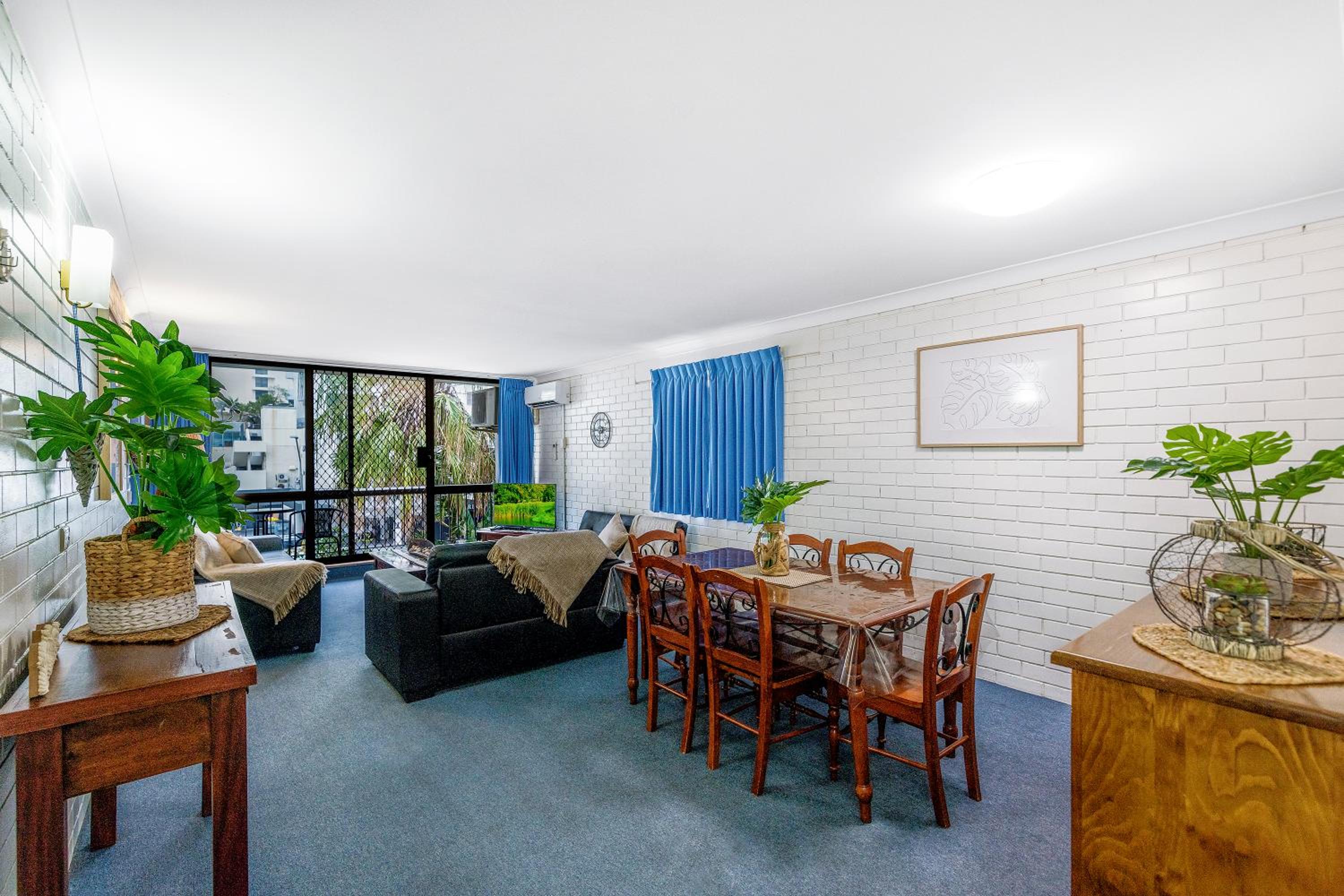 Surfers Paradise- meters from the beach!