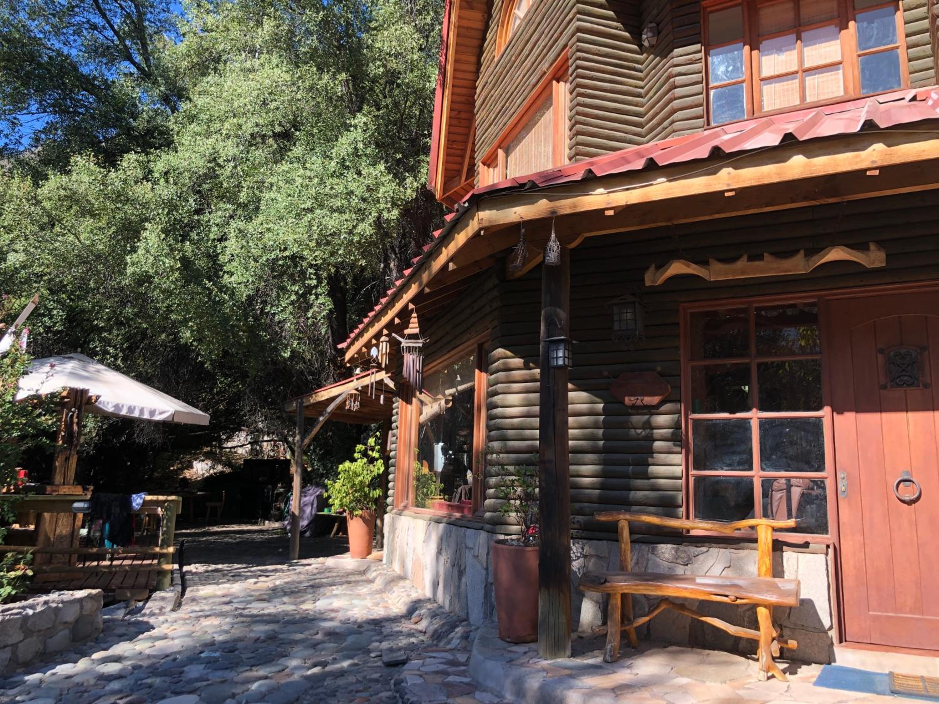 Casa de Montaña inmersa en Bosque Nativo